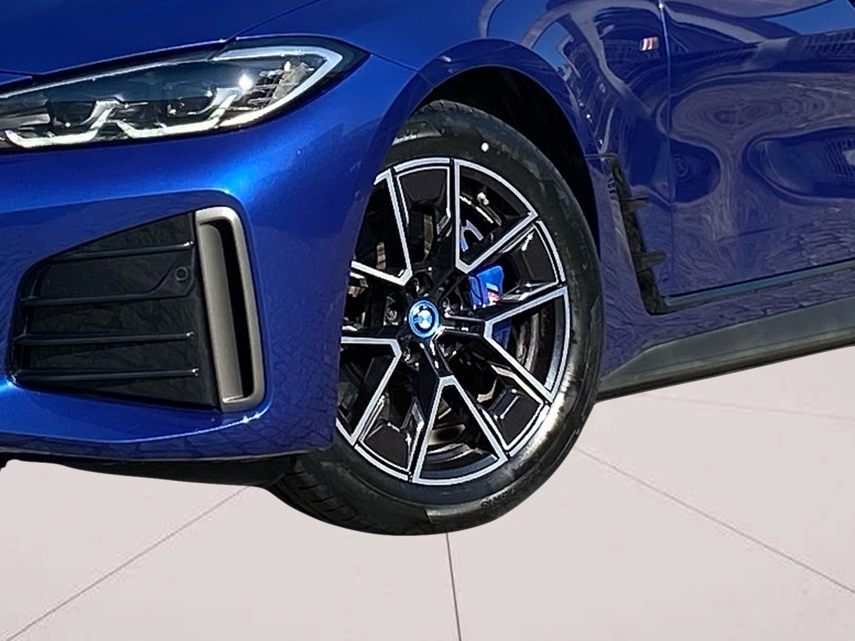 BMW i4 i4 M50 color Azul. Año 2024. 400KW(544CV). Elétrico. En concesionario Caetano Baviera Cascais de Cascais