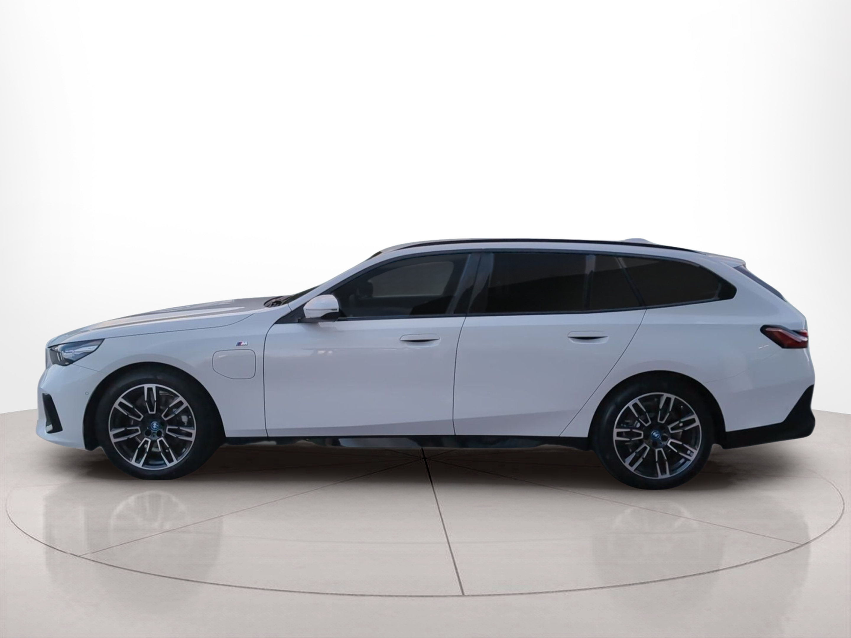 Fotos de BMW Série 5 530e Touring color Blanco. Año 2025. 220KW(299CV). Elétrico / Gasolina Híbrido. En concesionario Caetano Baviera Santa Maria da Feira de Santa Maria da Feira