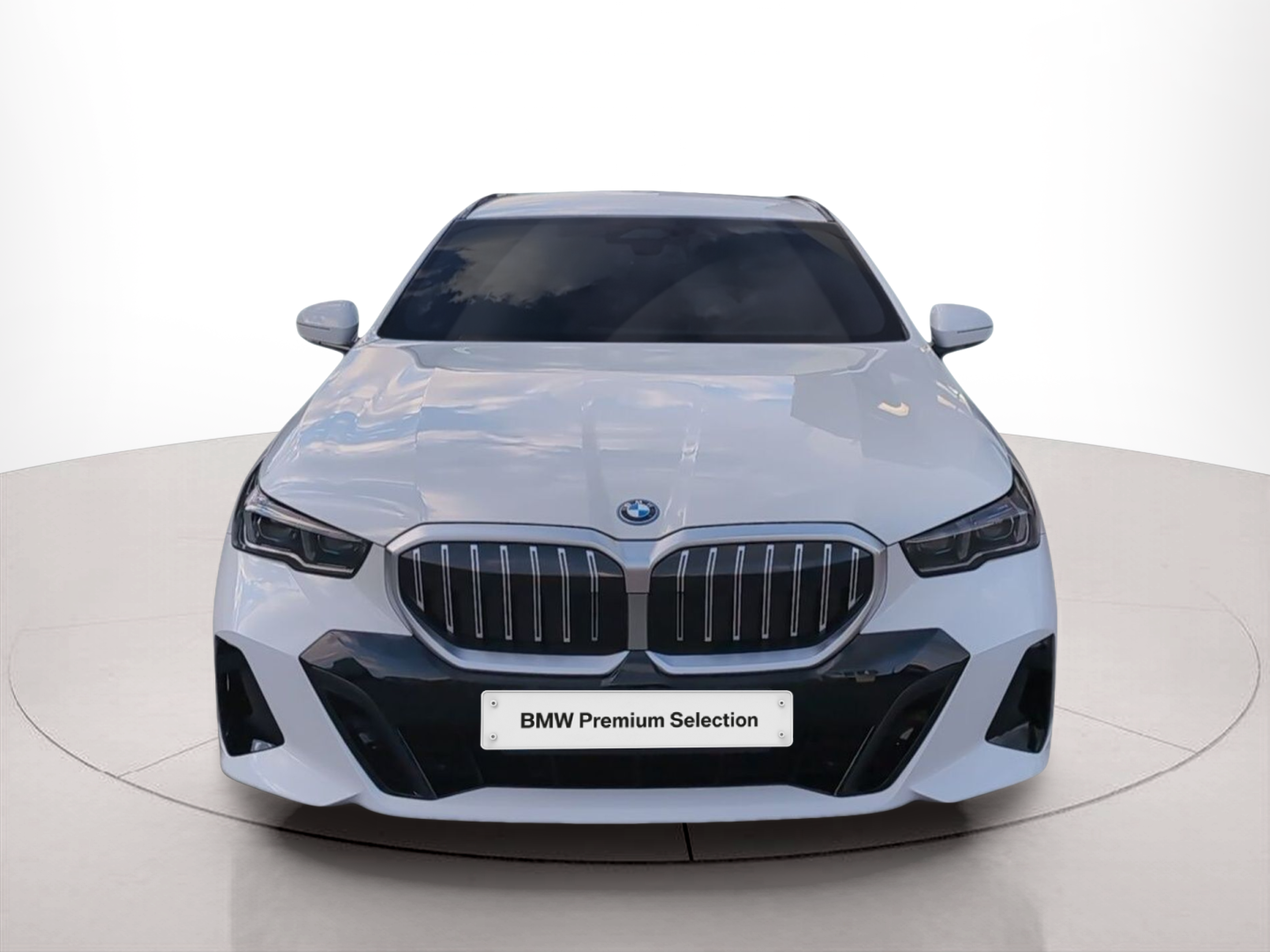 Fotos de BMW Série 5 530e Touring color Blanco. Año 2025. 220KW(299CV). Elétrico / Gasolina Híbrido. En concesionario Caetano Baviera Santa Maria da Feira de Santa Maria da Feira