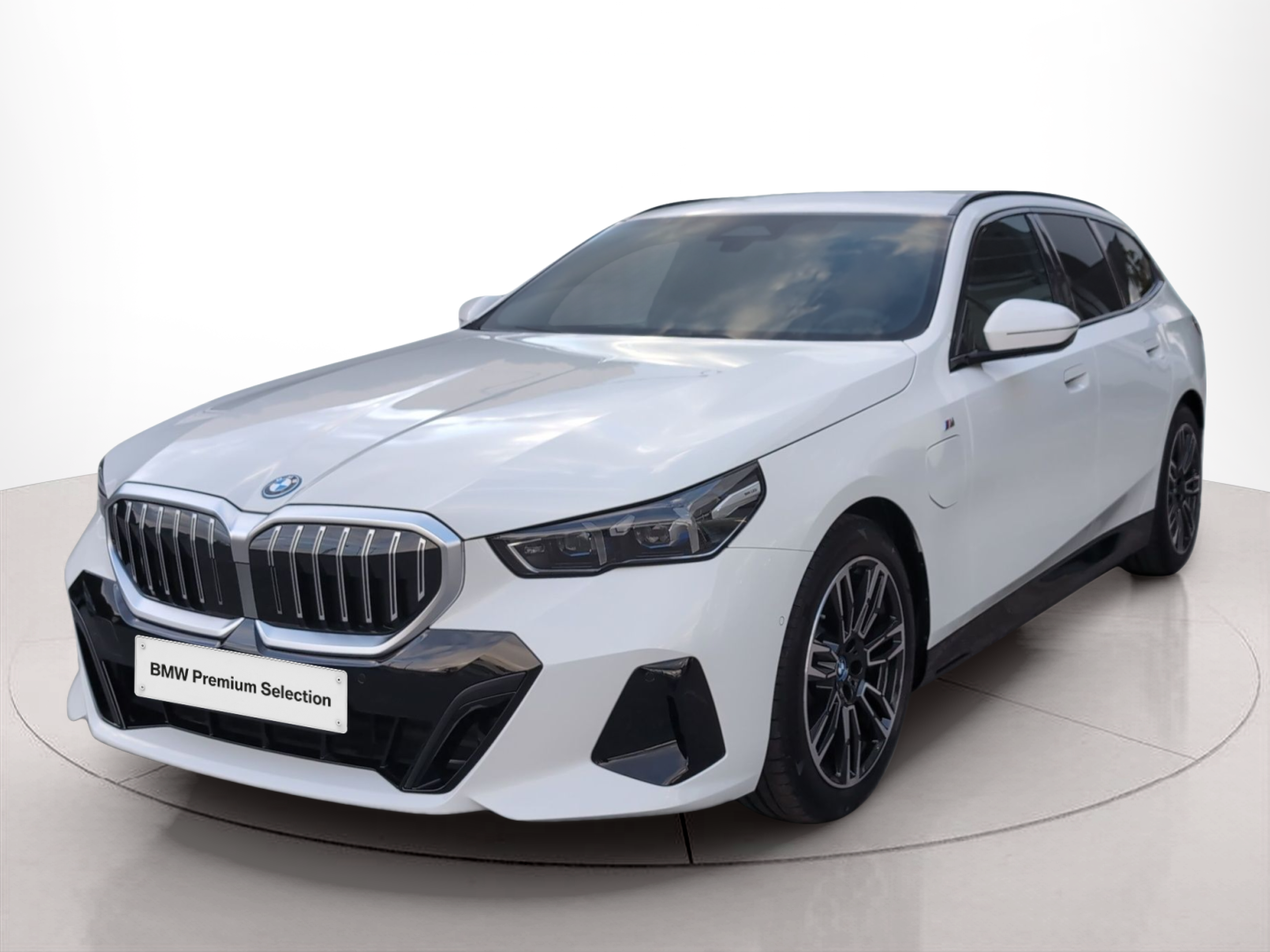 Fotos de BMW Série 5 530e Touring color Blanco. Año 2025. 220KW(299CV). Elétrico / Gasolina Híbrido. En concesionario Caetano Baviera Santa Maria da Feira de Santa Maria da Feira