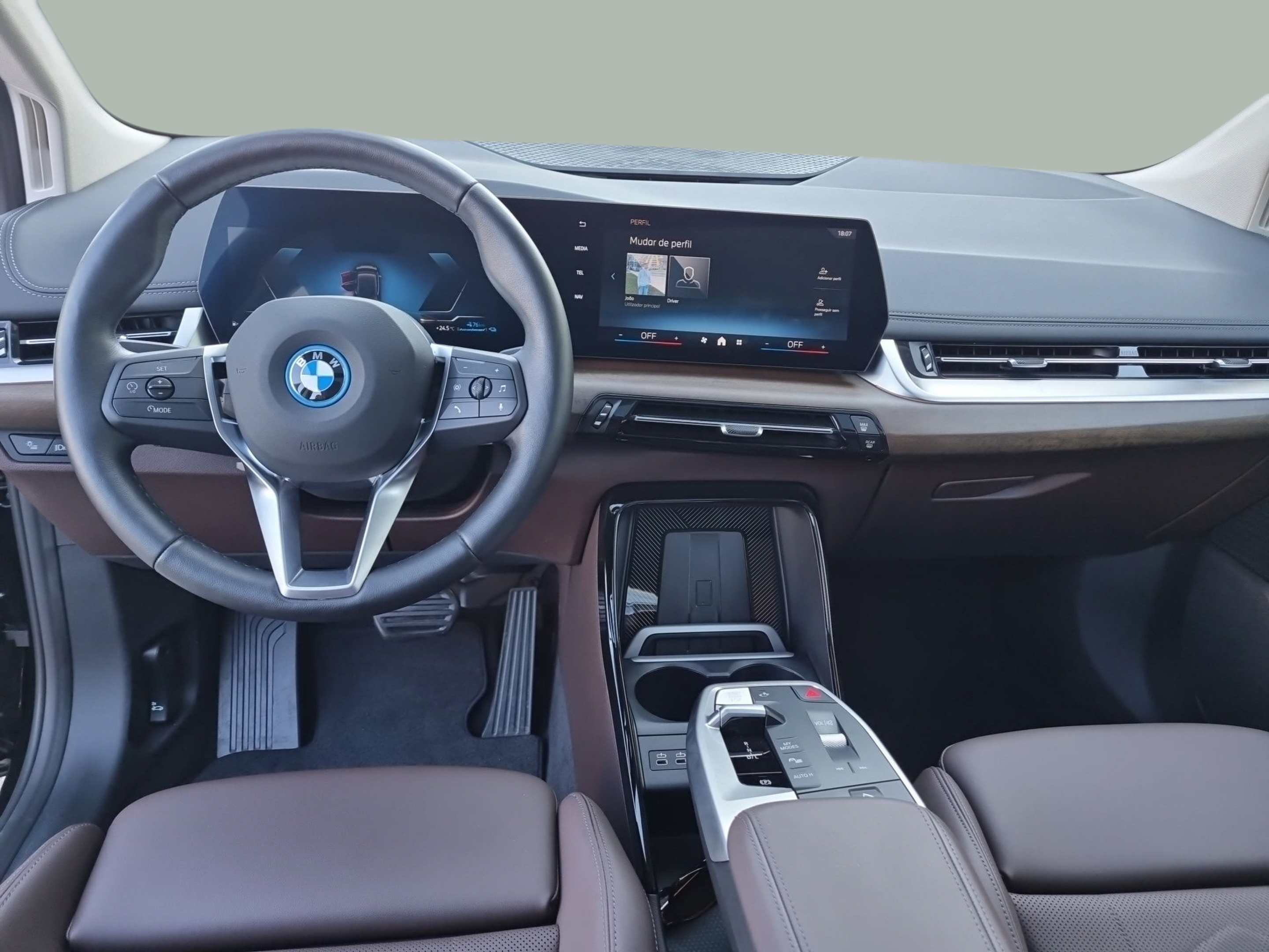BMW Série 2 225xe Active Tourer color Negro. Año 2025. 180KW(245CV). Elétrico / Gasolina Híbrido. En concesionario Caetano Baviera Santa Maria da Feira de Santa Maria da Feira