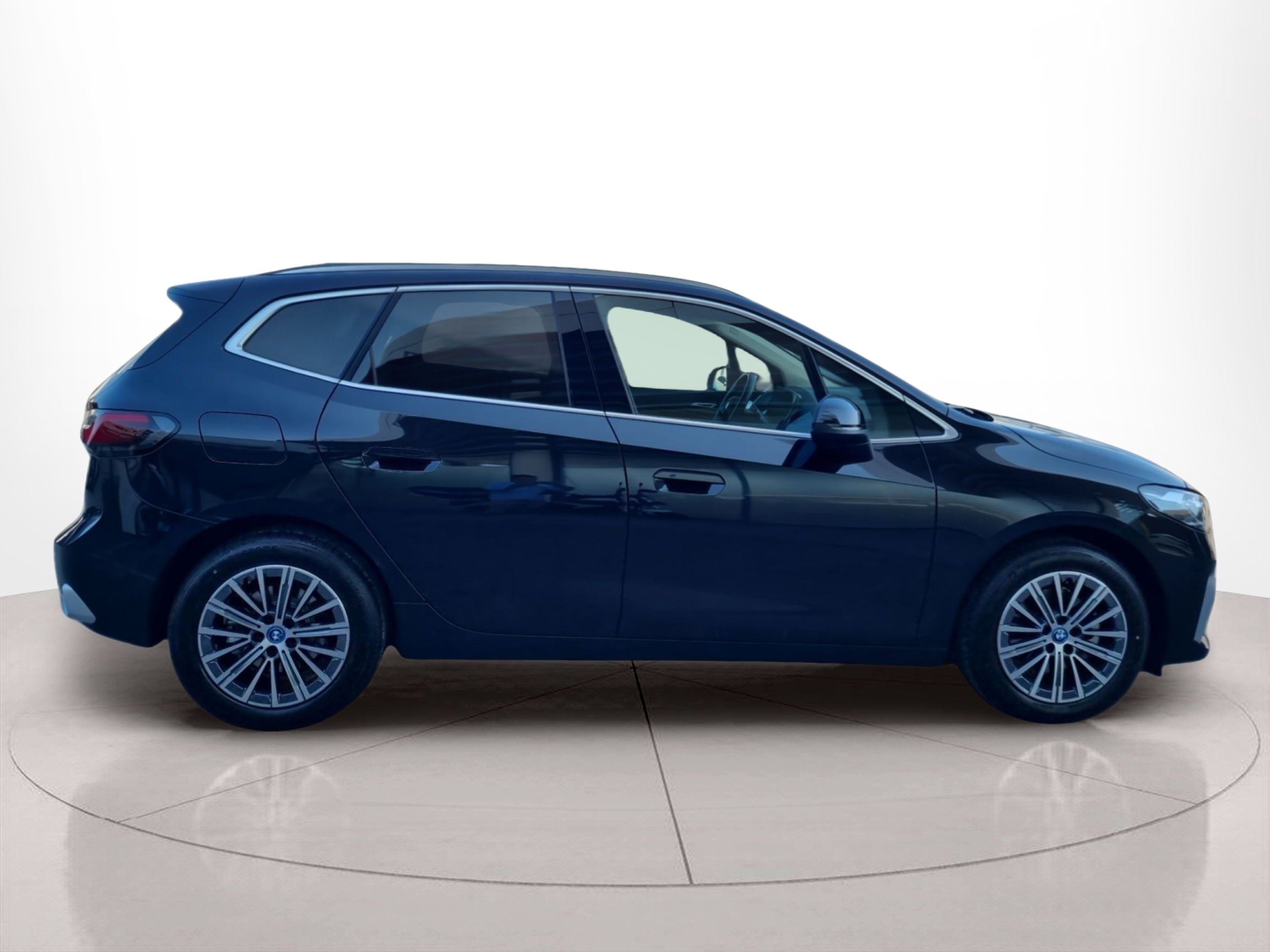 BMW Série 2 225xe Active Tourer color Negro. Año 2025. 180KW(245CV). Elétrico / Gasolina Híbrido. En concesionario Caetano Baviera Santa Maria da Feira de Santa Maria da Feira