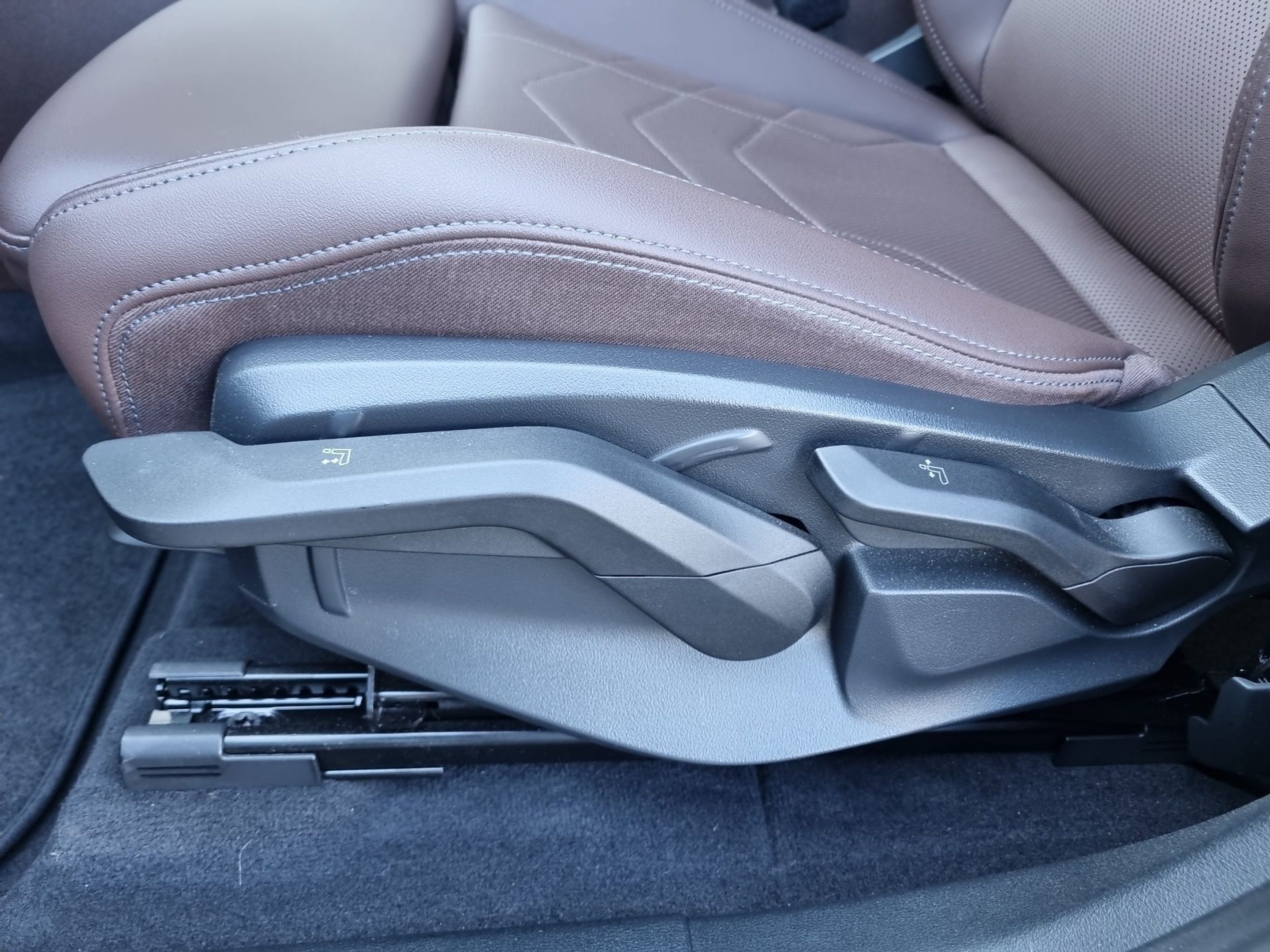 BMW Série 2 225xe Active Tourer color Negro. Año 2025. 180KW(245CV). Elétrico / Gasolina Híbrido. En concesionario Caetano Baviera Santa Maria da Feira de Santa Maria da Feira