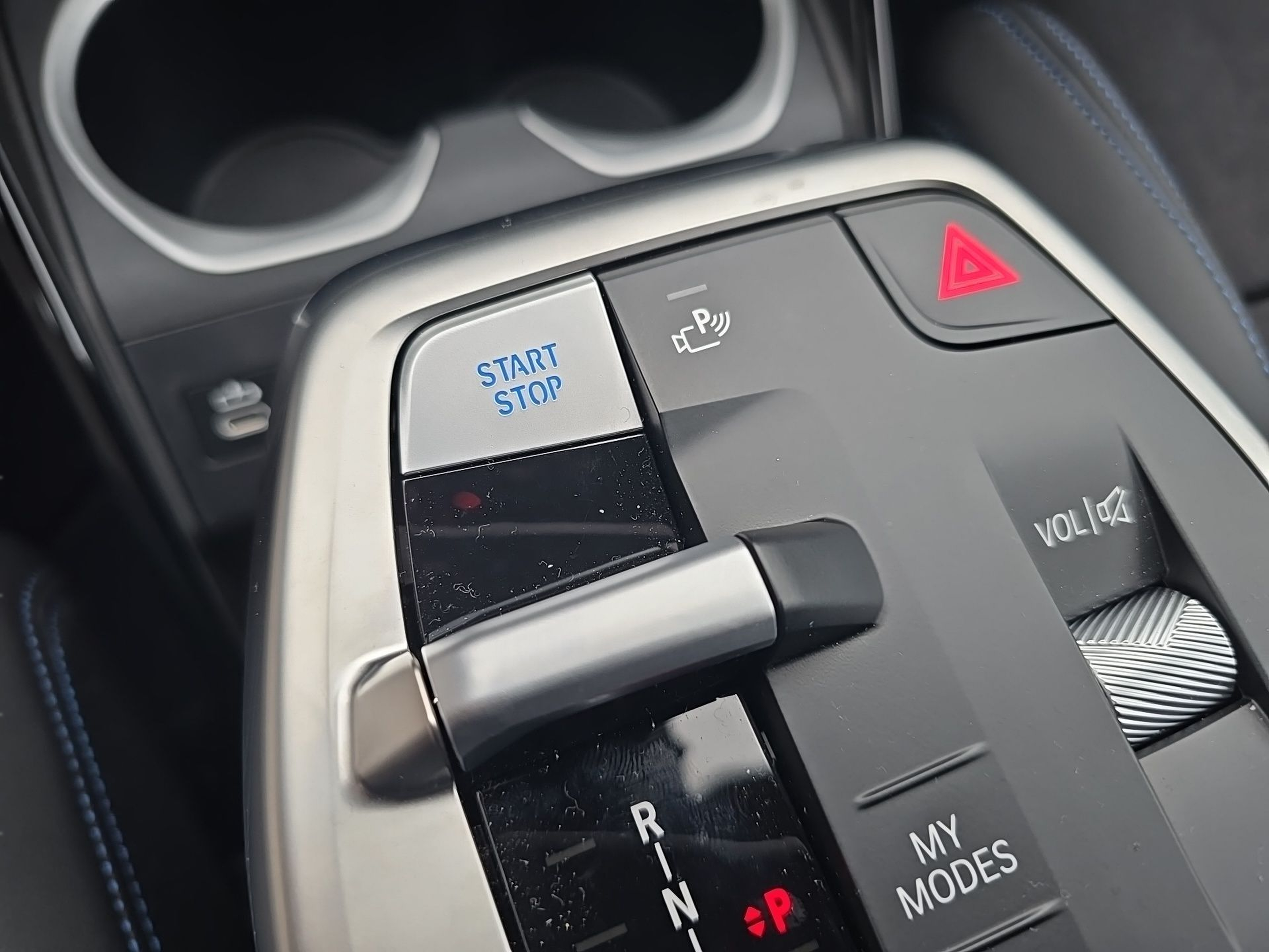 BMW iX2 eDrive20 color Gris. Año 2025. 150KW(204CV). Elétrico. En concesionario Caetano Baviera Aveiro de Aveiro