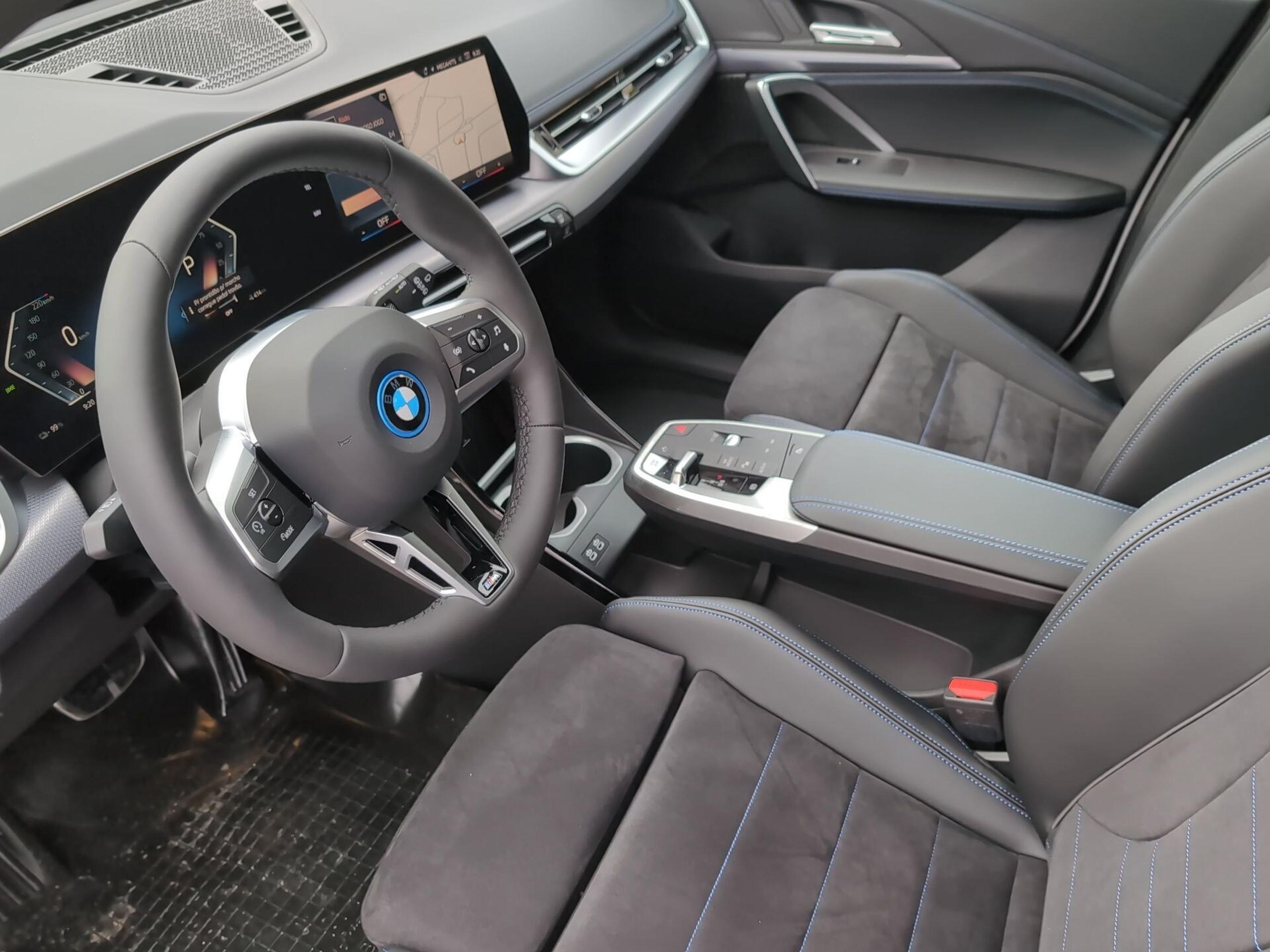 BMW iX1 xDrive30 color Blanco. Año 2025. 230KW(313CV). Elétrico. En concesionario Caetano Baviera Santa Maria da Feira de Santa Maria da Feira