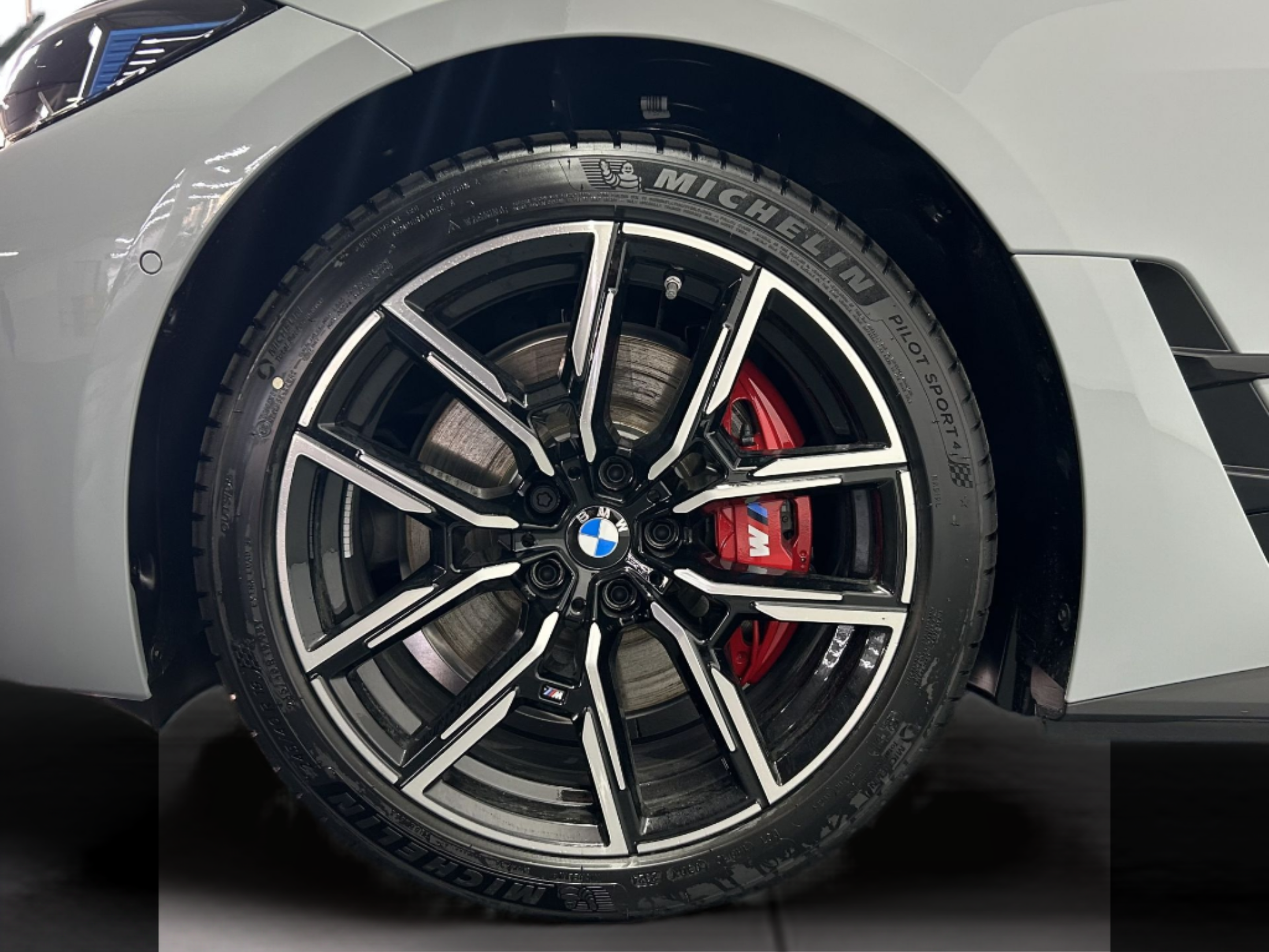 BMW i4 i4 eDrive35 color Gris. Año 2024. 210KW(286CV). Elétrico. En concesionario Caetano Baviera Porto de Porto