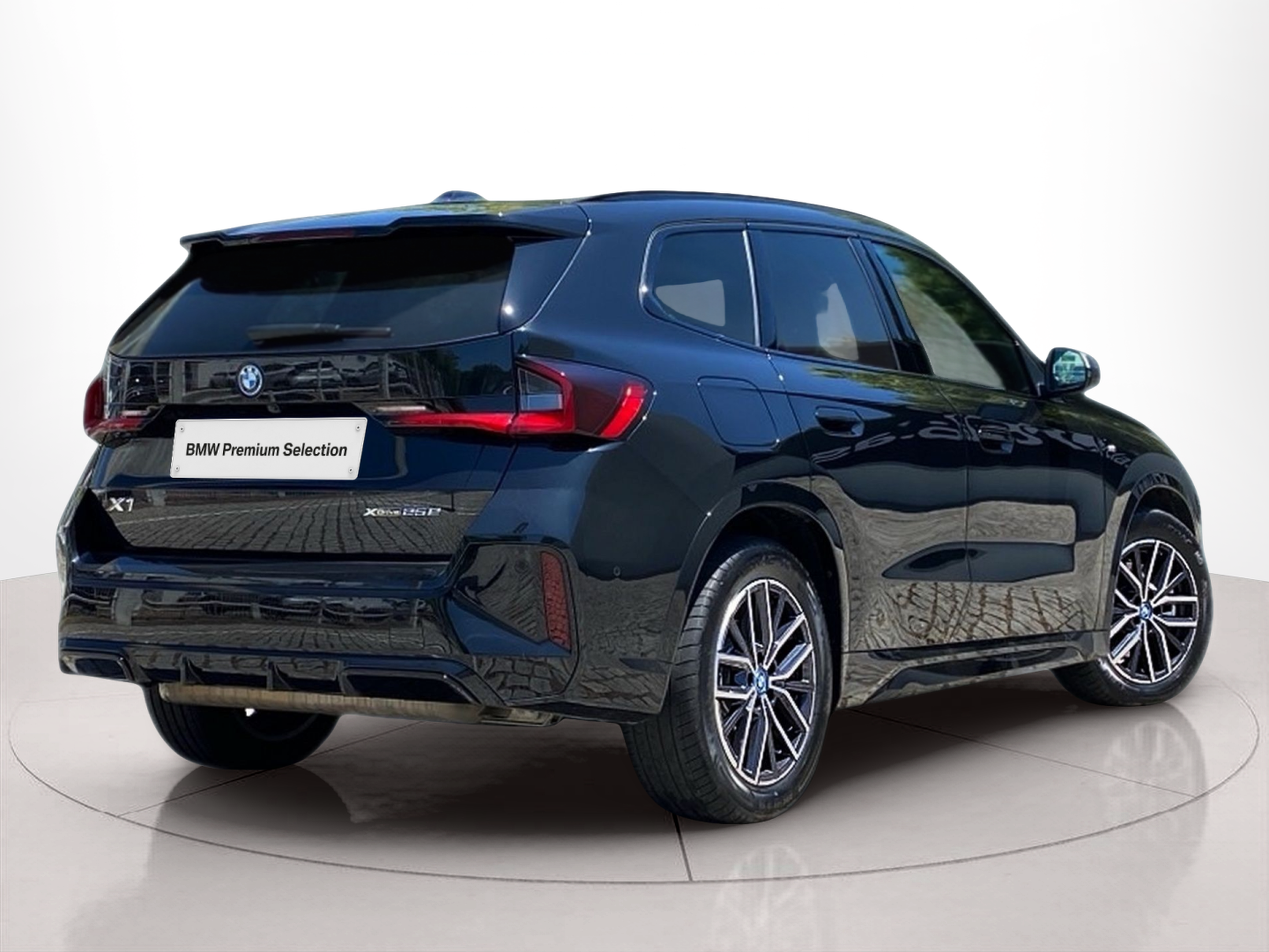 BMW X1 xDrive25e color Negro. Año 2025. 180KW(245CV). Elétrico / Gasolina Híbrido. En concesionario Caetano Baviera Lisboa de Lisboa