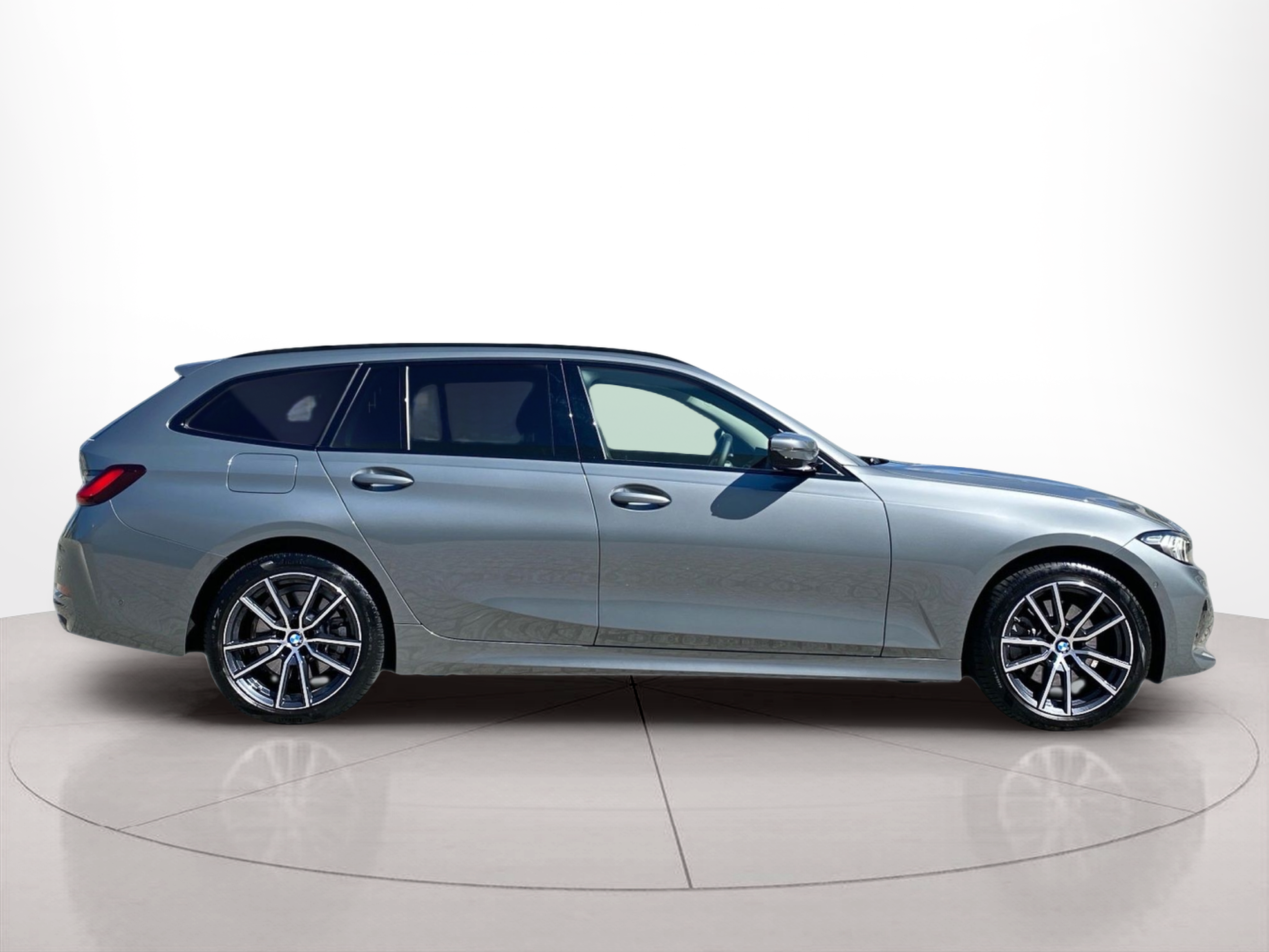 Fotos de BMW Série 3 330e Touring color Gris. Año 2025. 215KW(292CV). Elétrico / Gasolina Híbrido. En concesionario Caetano Baviera Lisboa de Lisboa