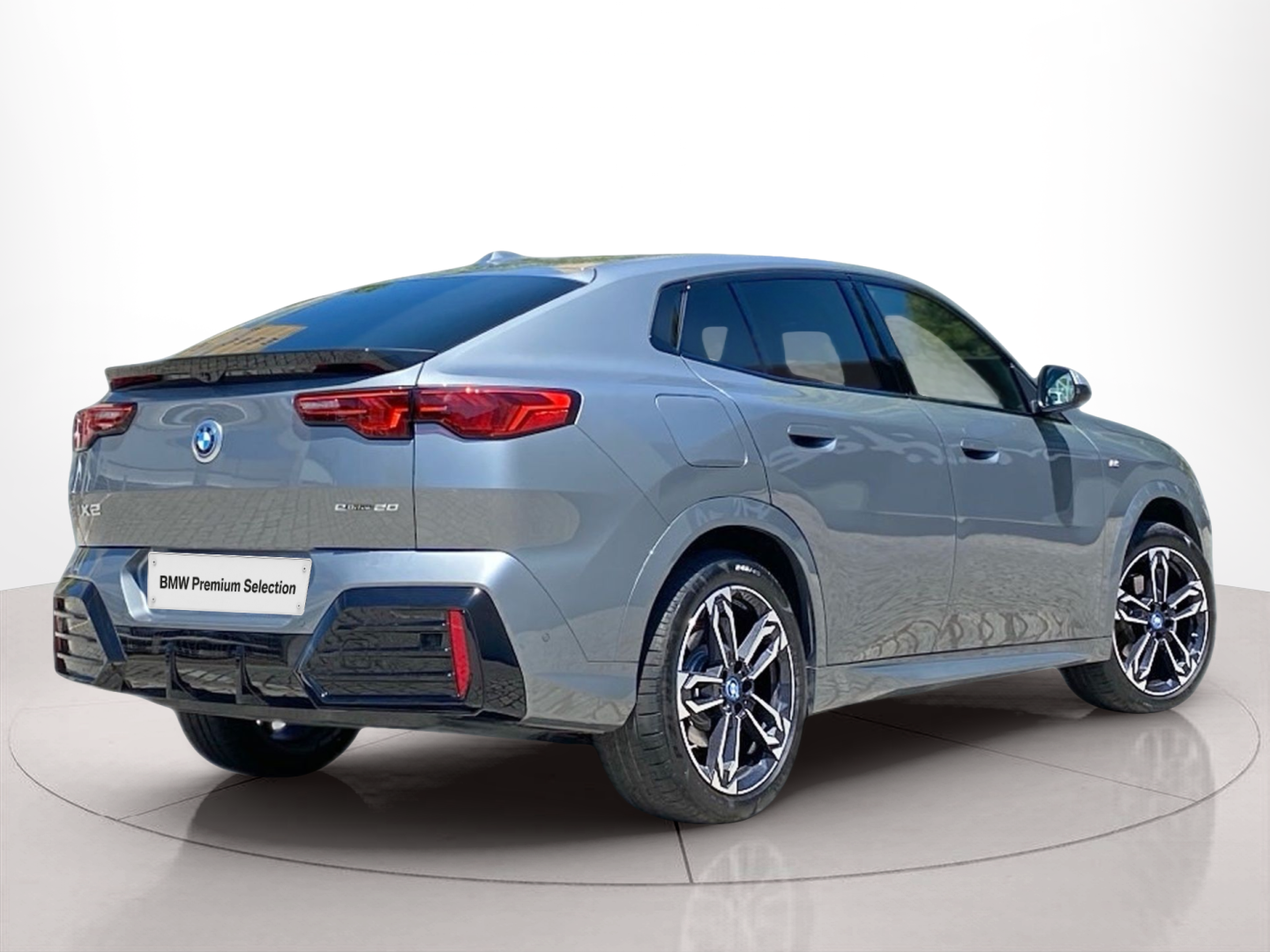 BMW iX2 eDrive20 color Gris Plata. Año 2025. 150KW(204CV). Elétrico. En concesionario Caetano Baviera Lisboa de Lisboa