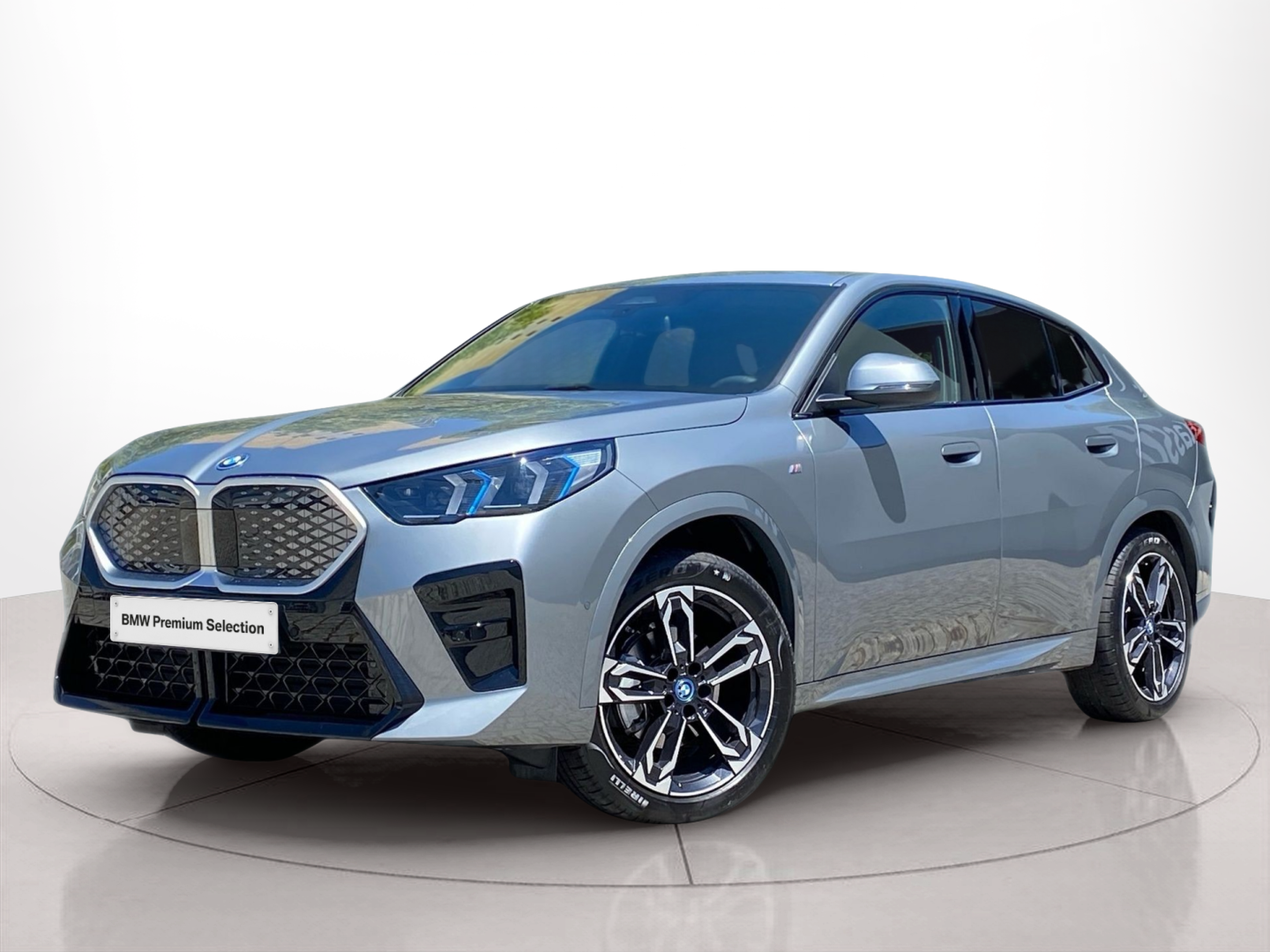 Fotos de BMW iX2 eDrive20 color Gris Plata. Año 2025. 150KW(204CV). Elétrico. En concesionario Caetano Baviera Lisboa de Lisboa