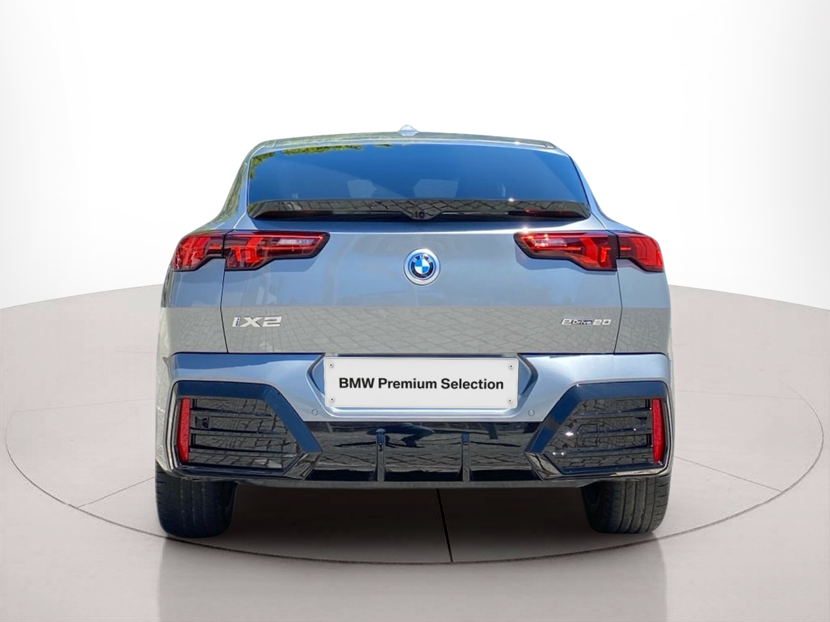 BMW iX2 eDrive20 color Gris Plata. Año 2025. 150KW(204CV). Elétrico. En concesionario Caetano Baviera Lisboa de Lisboa