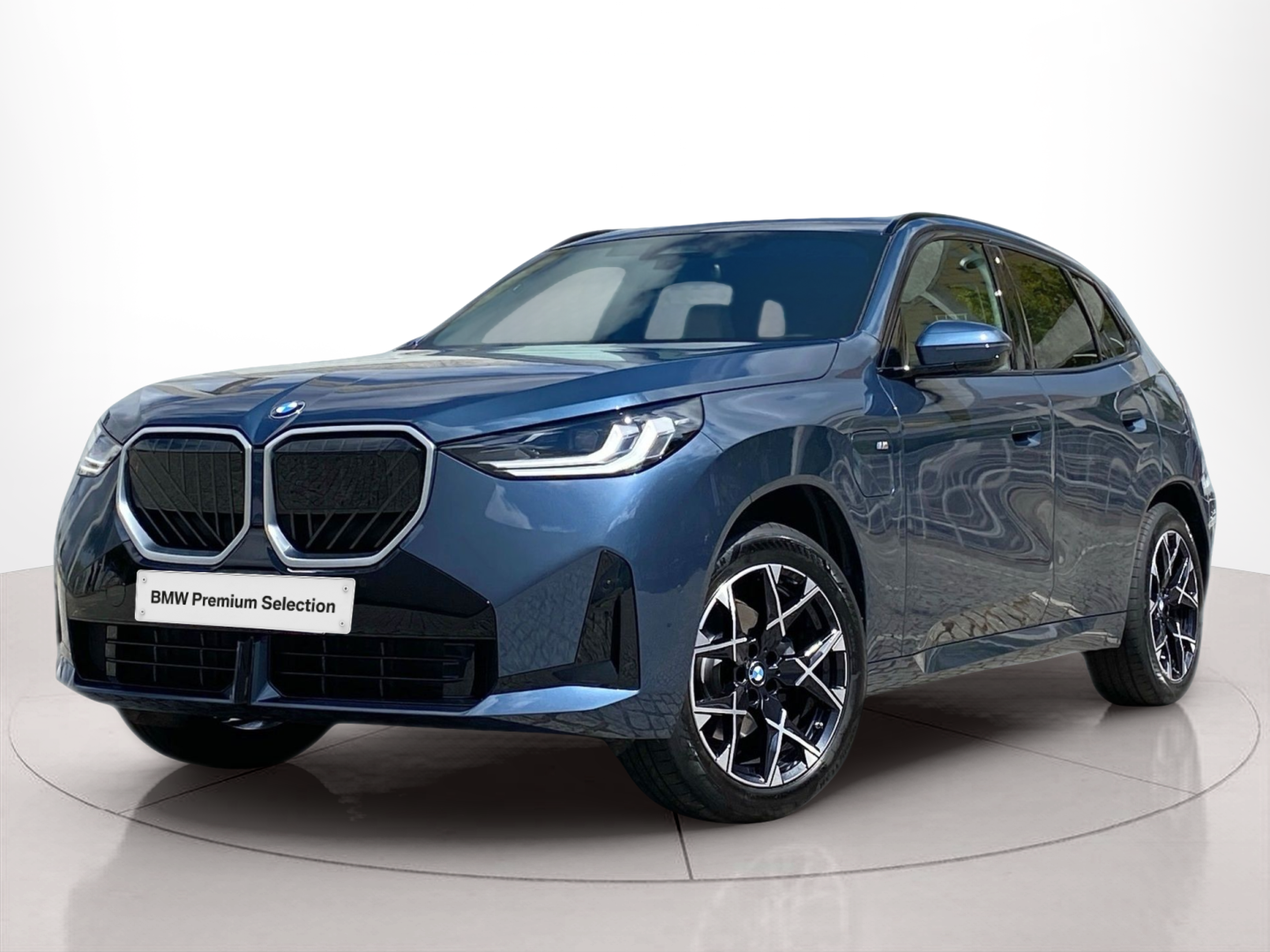 Fotos de BMW X3 xDrive30e color Azul. Año 2025. 220KW(299CV). Elétrico / Gasolina Híbrido. En concesionario Caetano Baviera Lisboa de Lisboa