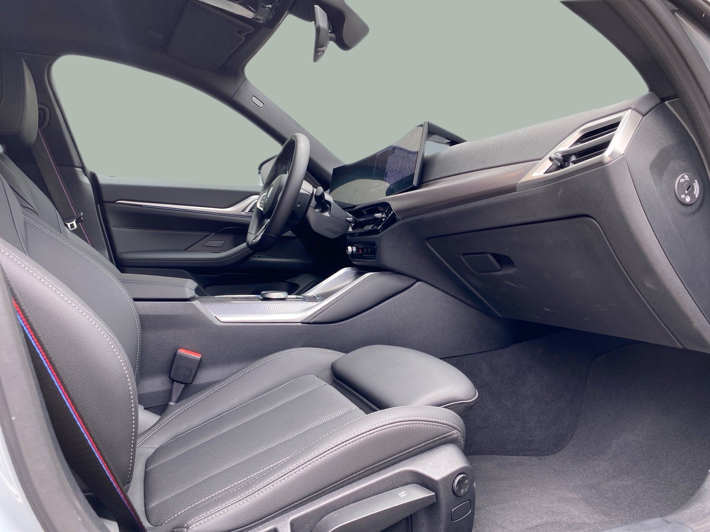 BMW i4 i4 eDrive40 color Gris. Año 2025. 250KW(340CV). Elétrico. En concesionario Caetano Baviera Lisboa de Lisboa