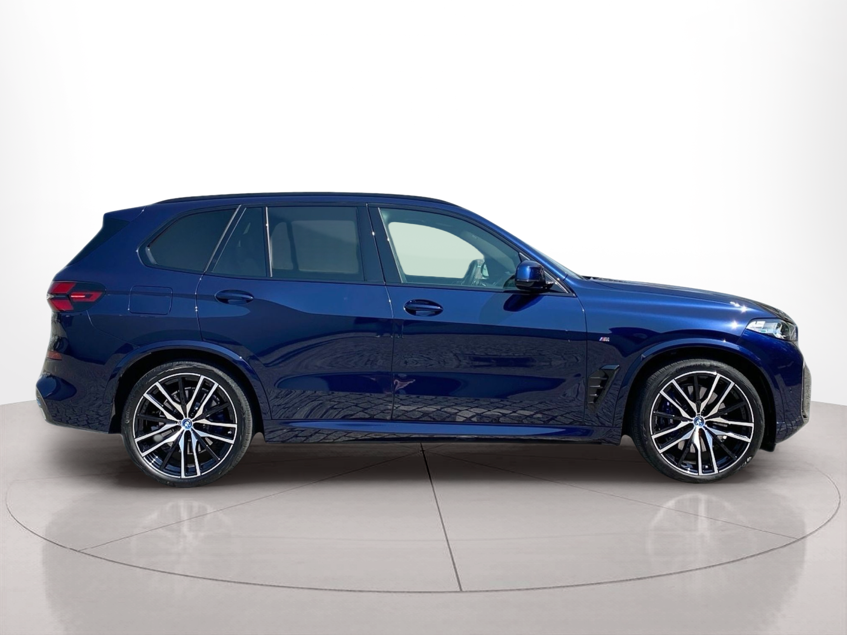 BMW X5 xDrive50e color Azul. Año 2025. 360KW(489CV). Elétrico / Gasolina Híbrido. En concesionario Caetano Baviera Lisboa de Lisboa