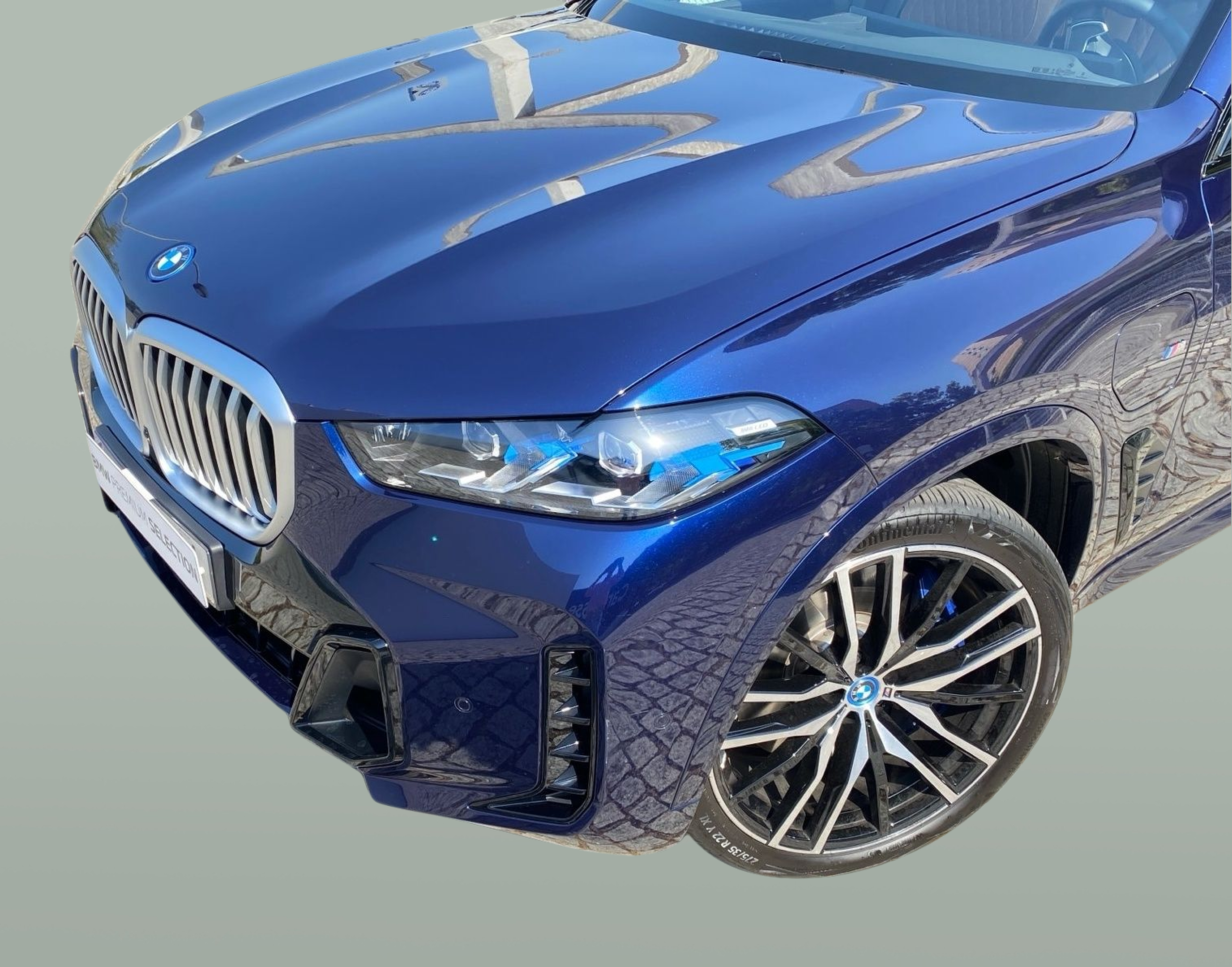 BMW X5 xDrive50e color Azul. Año 2025. 360KW(489CV). Elétrico / Gasolina Híbrido. En concesionario Caetano Baviera Lisboa de Lisboa