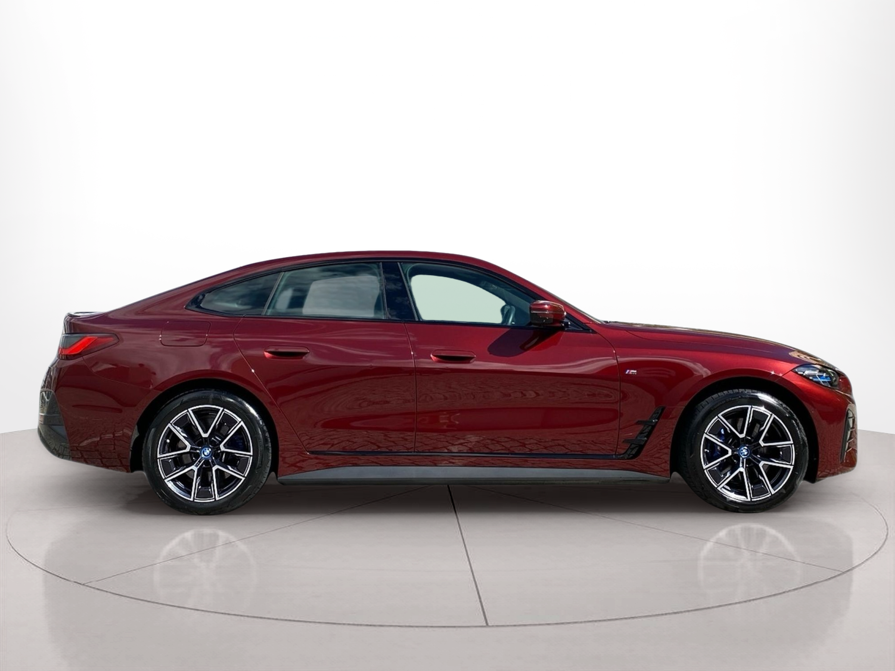 Fotos de BMW i4 i4 eDrive40 color Rojo. Año 2024. 250KW(340CV). Elétrico. En concesionario Caetano Baviera Lisboa de Lisboa