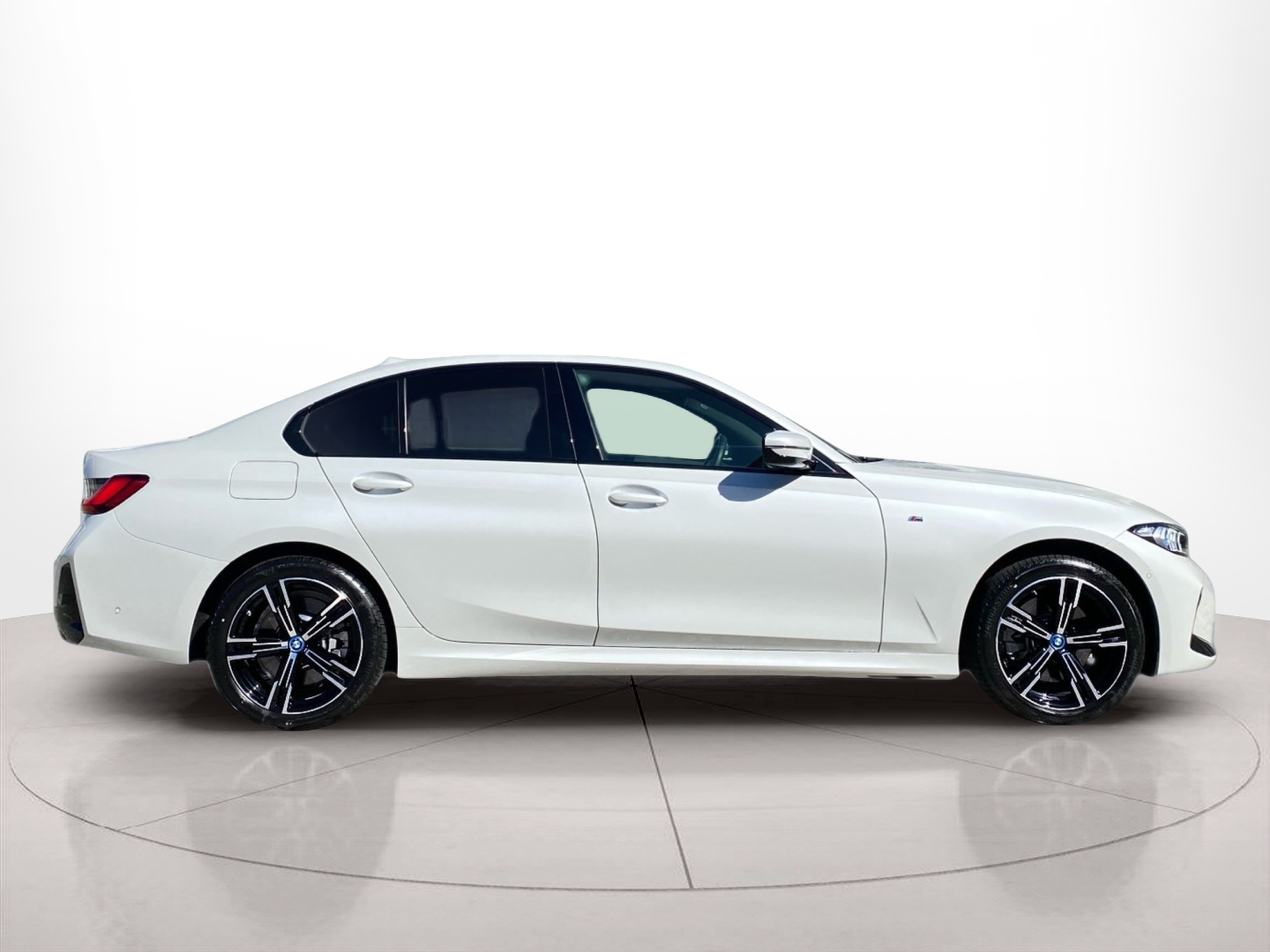 Fotos de BMW Série 3 330e Berlina color Blanco. Año 2025. 215KW(292CV). Elétrico / Gasolina Híbrido. En concesionario Caetano Baviera Lisboa de Lisboa