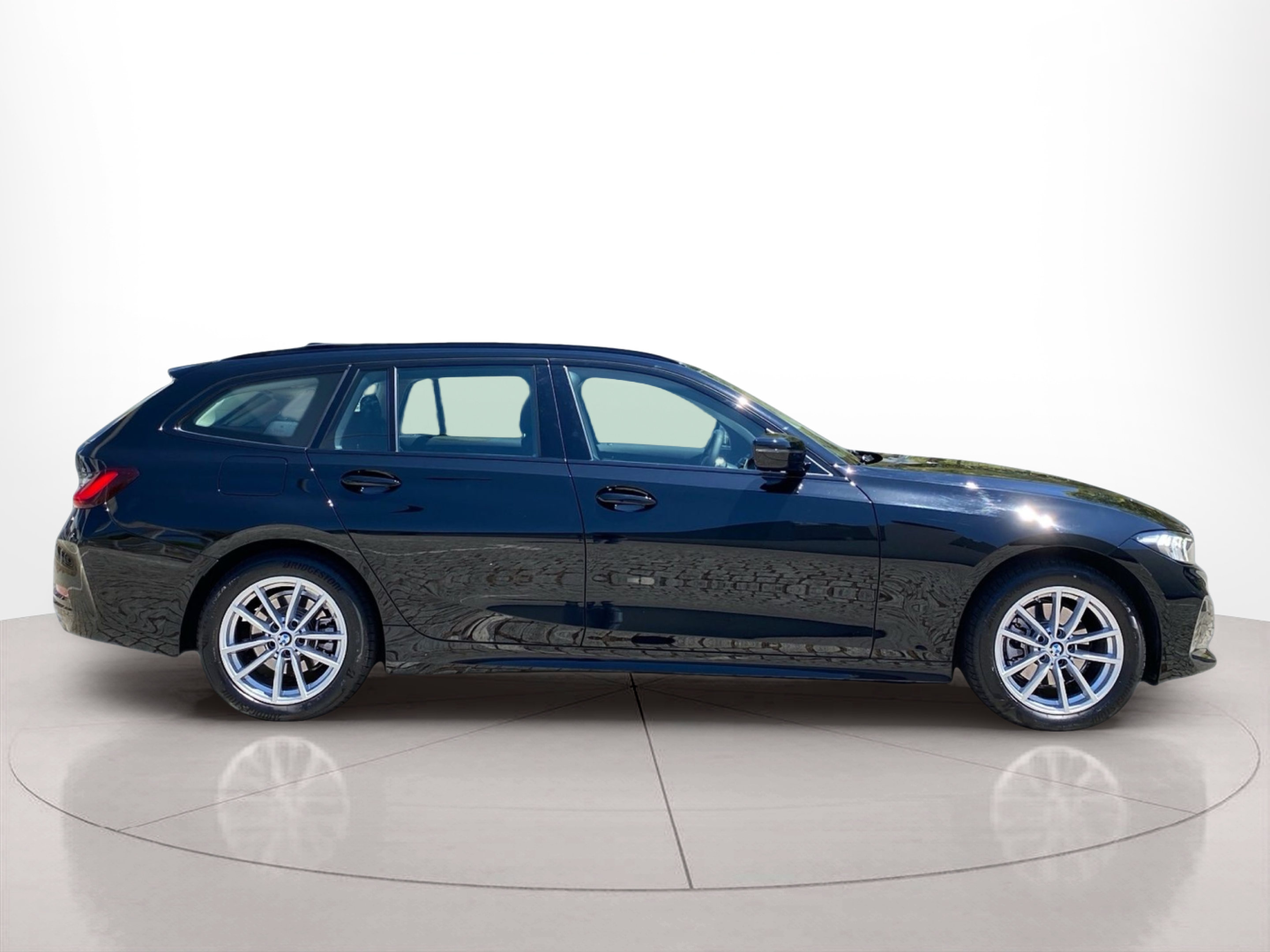 Fotos de BMW Série 3 320d Touring color Negro. Año 2024. 140KW(190CV). Diesel. En concesionario Caetano Baviera Lisboa de Lisboa
