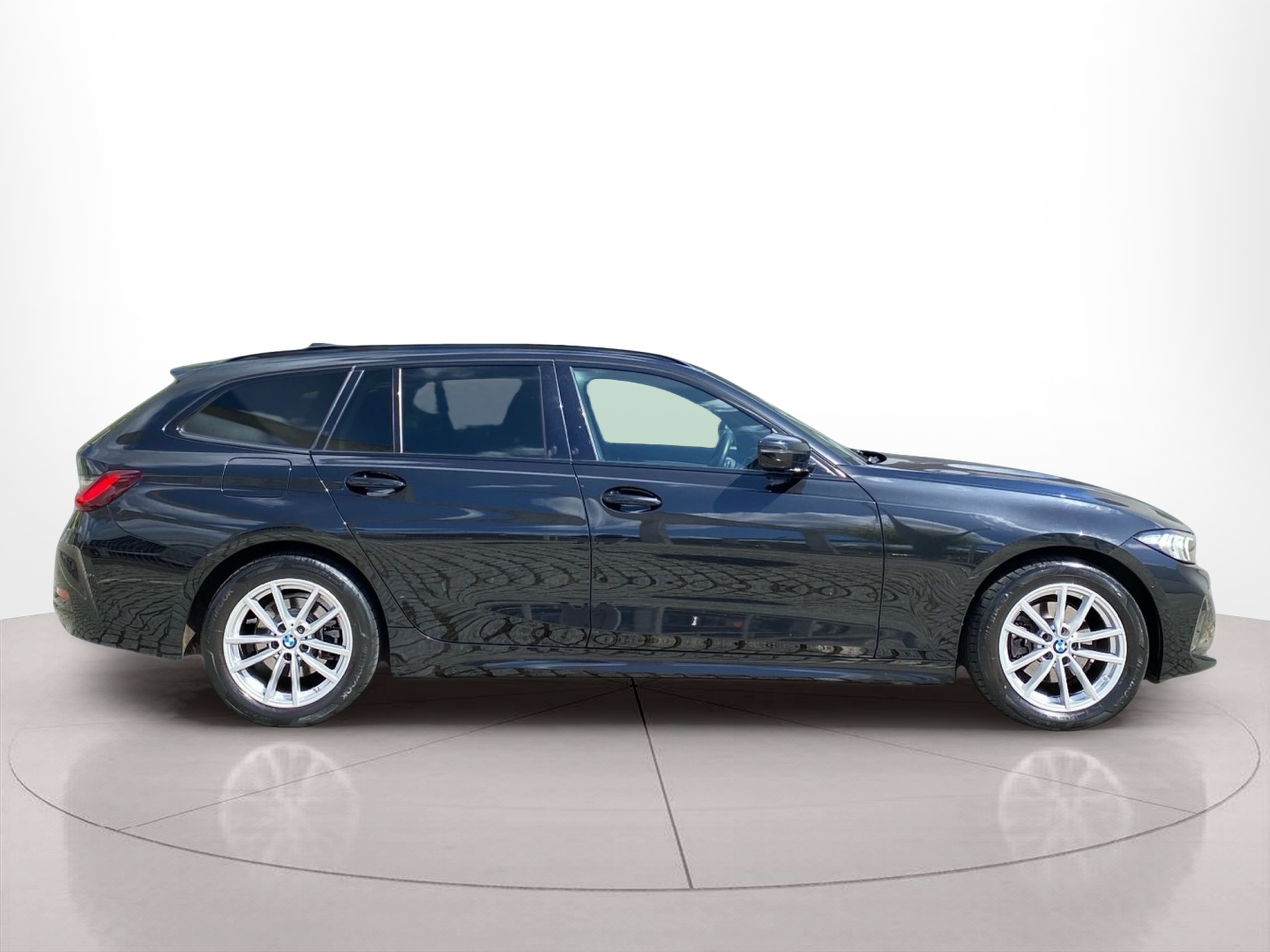 Fotos de BMW Série 3 320d Touring color Negro. Año 2024. 140KW(190CV). Diesel. En concesionario Caetano Baviera Lisboa de Lisboa