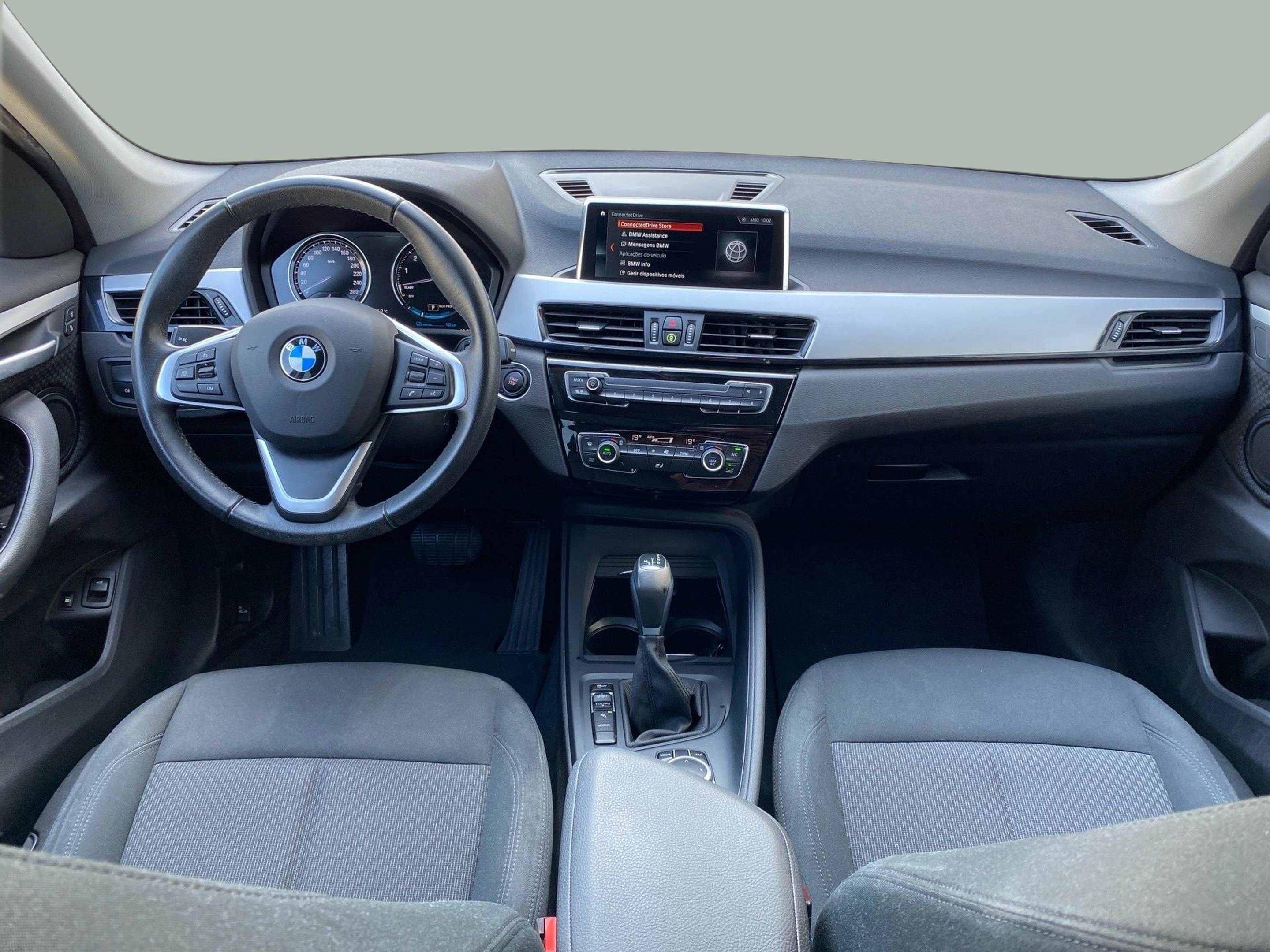 BMW X1 xDrive25e color Gris. Año 2020. 162KW(220CV). Elétrico / Gasolina Híbrido. En concesionario Caetano Baviera Lisboa de Lisboa