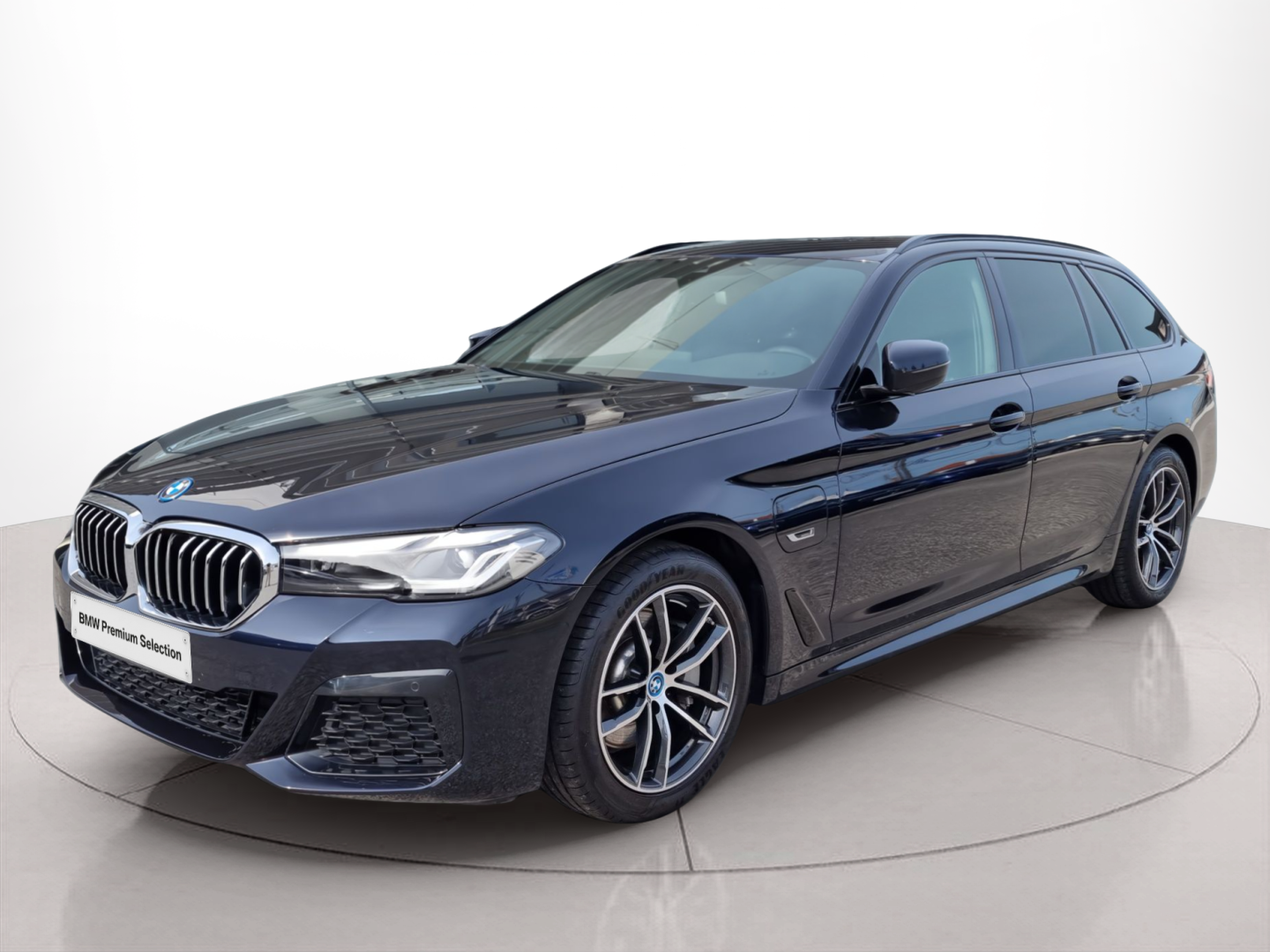 Fotos de BMW Série 5 530e Touring color Negro. Año 2024. 215KW(292CV). Elétrico / Gasolina Híbrido. En concesionario Caetano Baviera Aveiro de Aveiro