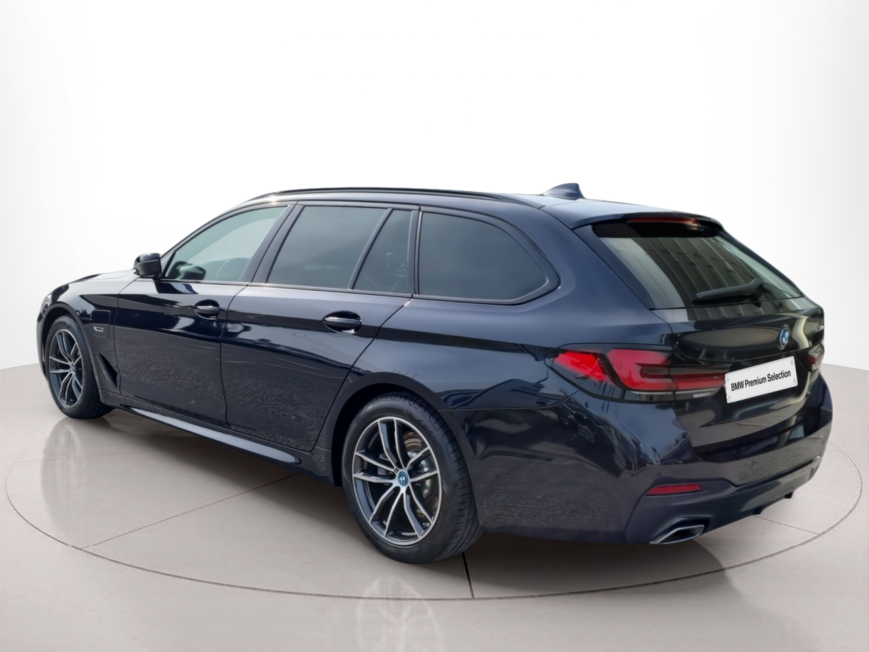BMW Série 5 530e Touring color Negro. Año 2024. 215KW(292CV). Elétrico / Gasolina Híbrido. En concesionario Caetano Baviera Aveiro de Aveiro