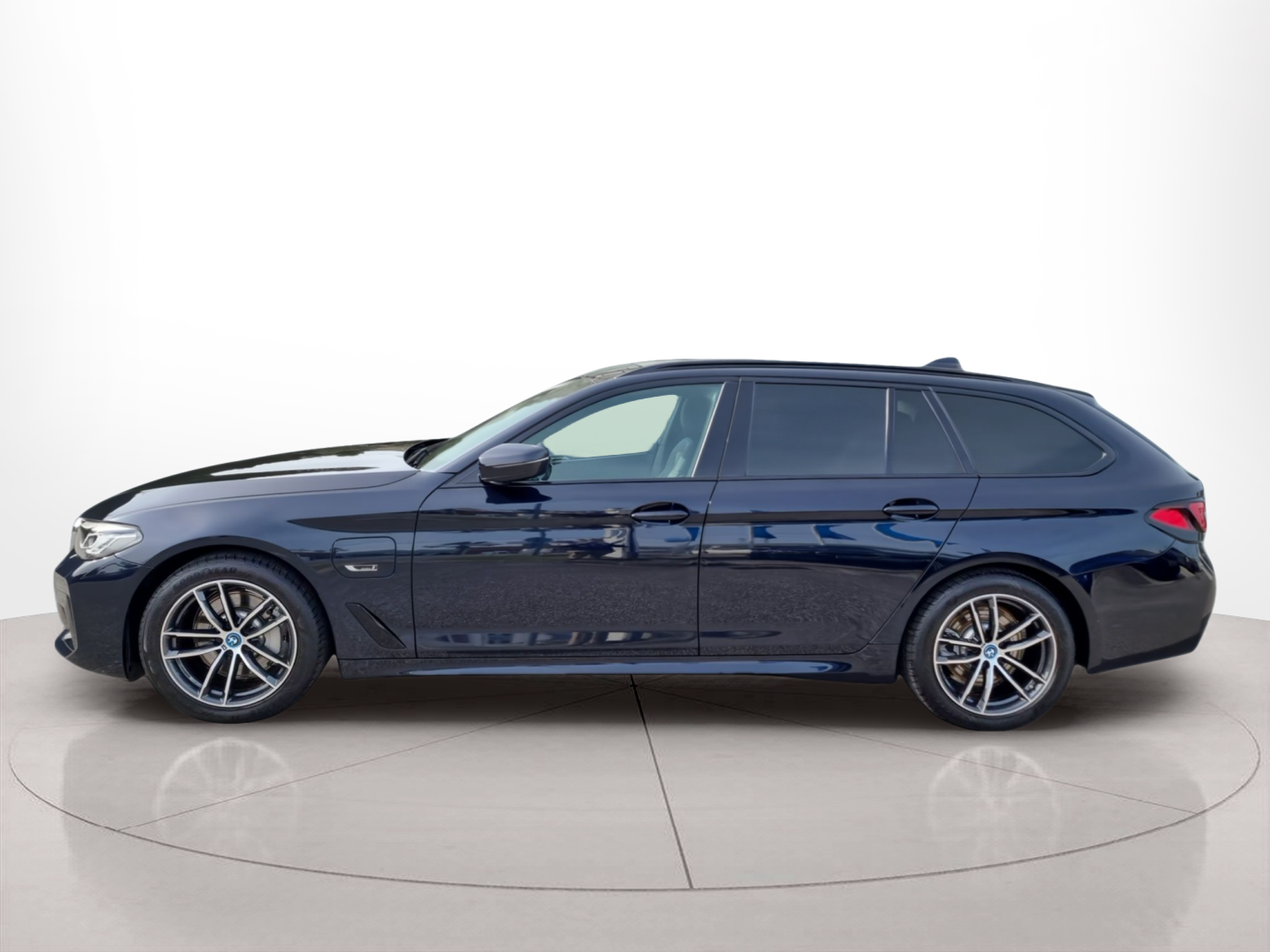 Fotos de BMW Série 5 530e Touring color Negro. Año 2024. 215KW(292CV). Elétrico / Gasolina Híbrido. En concesionario Caetano Baviera Aveiro de Aveiro
