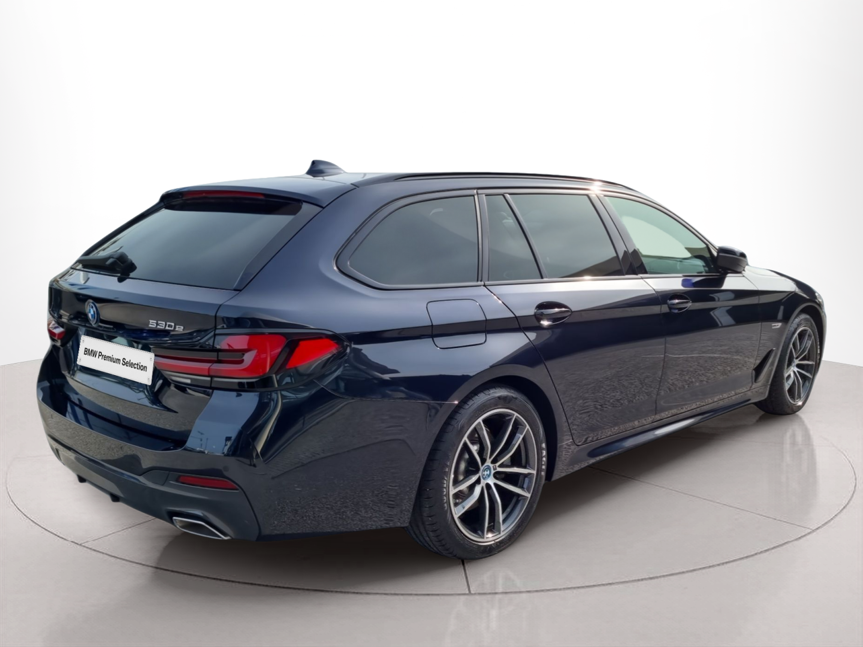 BMW Série 5 530e Touring color Negro. Año 2024. 215KW(292CV). Elétrico / Gasolina Híbrido. En concesionario Caetano Baviera Aveiro de Aveiro