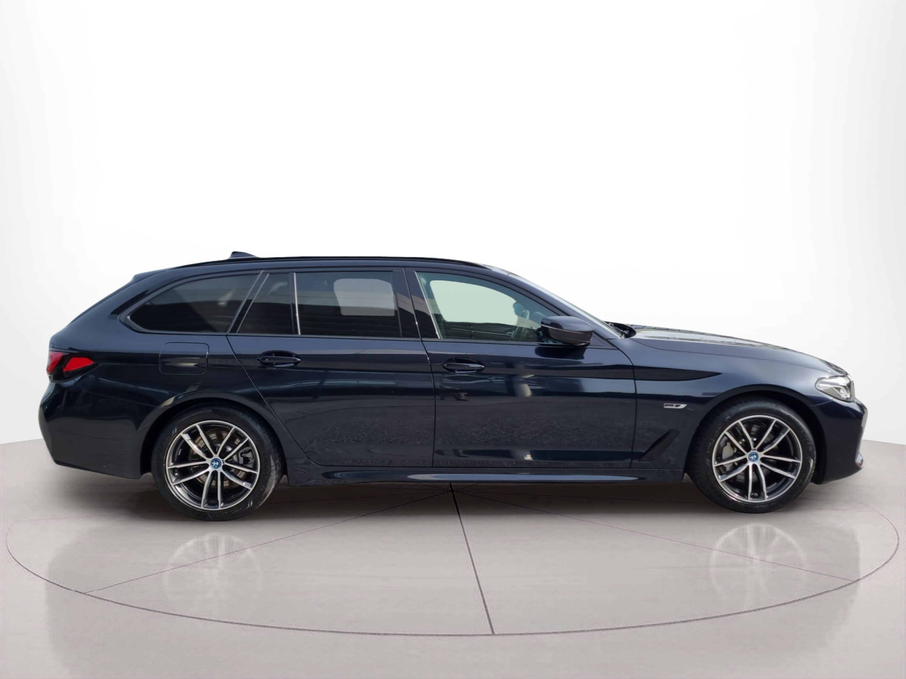 BMW Série 5 530e Touring color Negro. Año 2024. 215KW(292CV). Elétrico / Gasolina Híbrido. En concesionario Caetano Baviera Aveiro de Aveiro