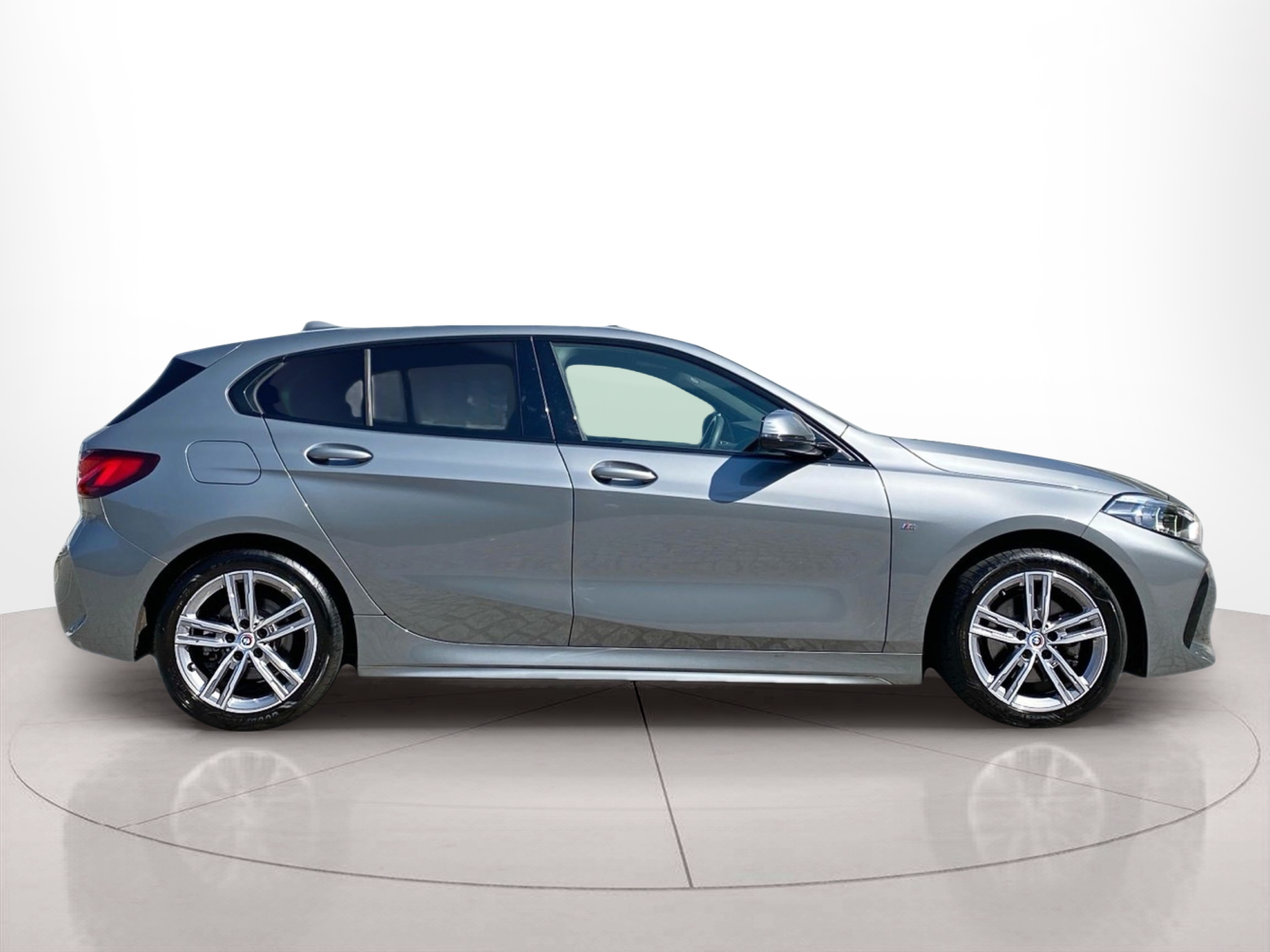 Fotos de BMW Série 1 116d color Gris. Año 2023. 85KW(116CV). Diesel. En concesionario Caetano Baviera Lisboa de Lisboa