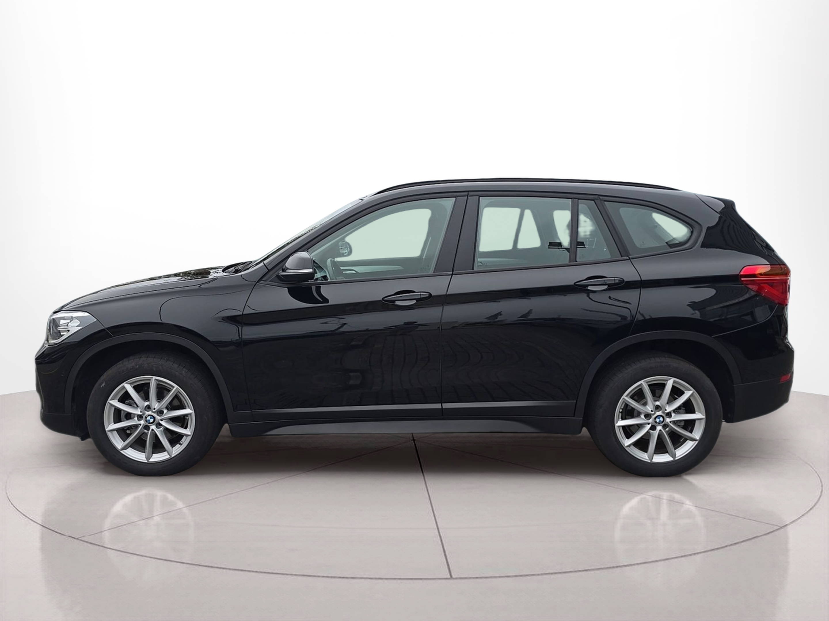 Fotos de BMW X1 sDrive16d color Negro. Año 2019. 85KW(116CV). Diesel. En concesionario Caetano Baviera Santa Maria da Feira de Santa Maria da Feira