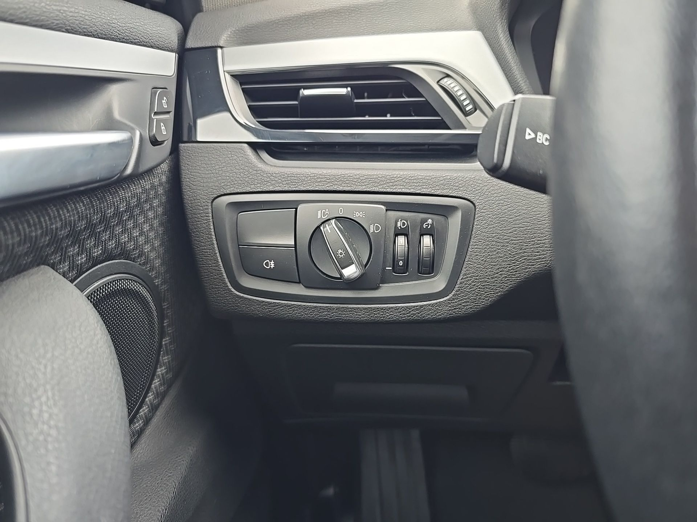 BMW X1 sDrive16d color Negro. Año 2019. 85KW(116CV). Diesel. En concesionario Caetano Baviera Santa Maria da Feira de Santa Maria da Feira