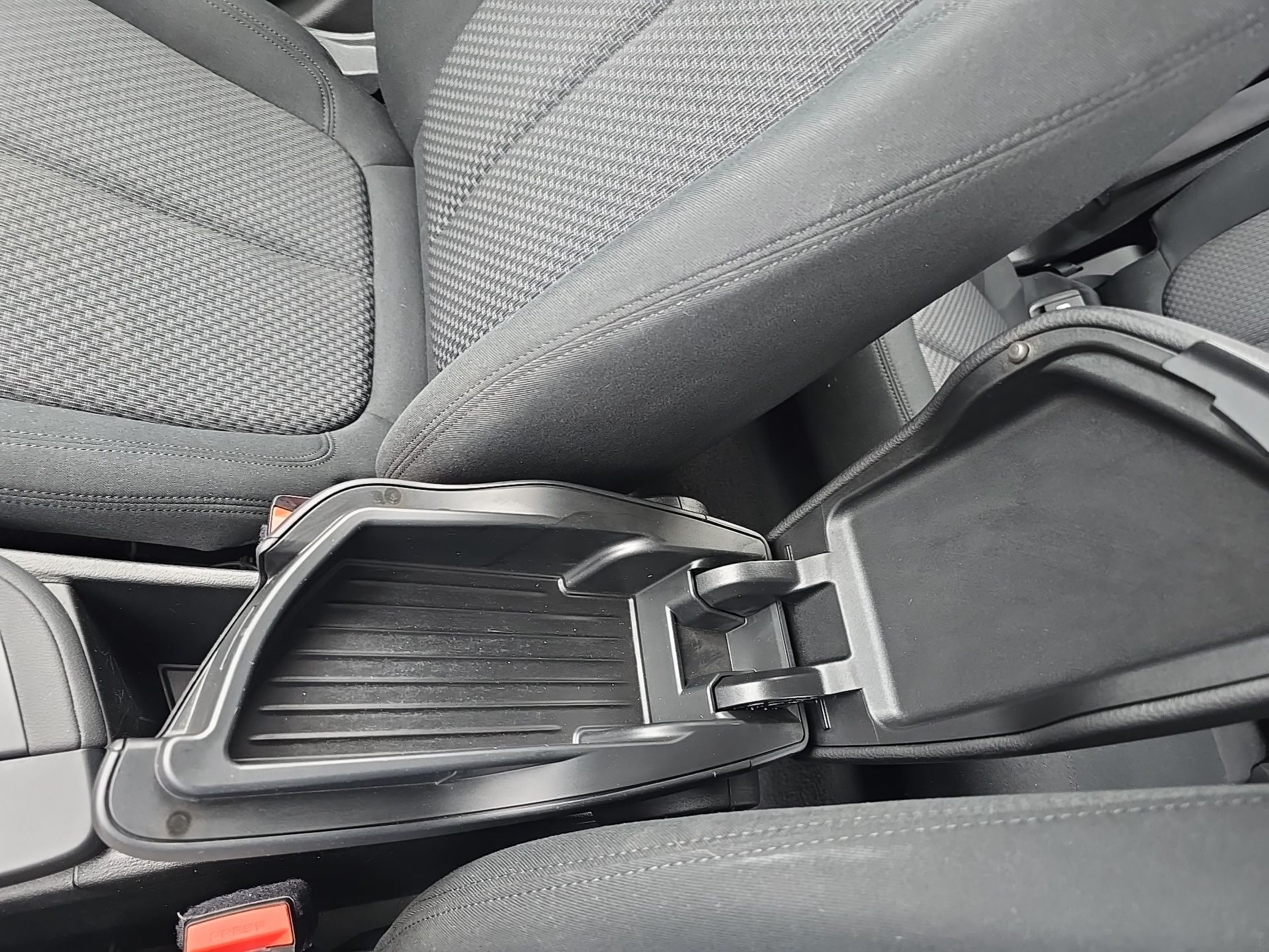 BMW X1 sDrive16d color Negro. Año 2019. 85KW(116CV). Diesel. En concesionario Caetano Baviera Santa Maria da Feira de Santa Maria da Feira