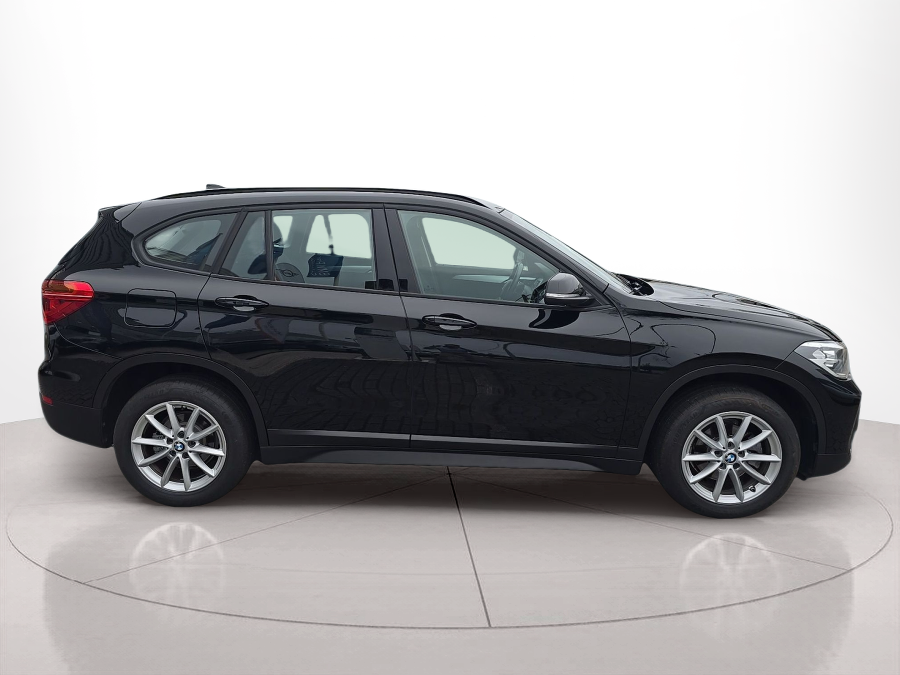 BMW X1 sDrive16d color Negro. Año 2019. 85KW(116CV). Diesel. En concesionario Caetano Baviera Santa Maria da Feira de Santa Maria da Feira