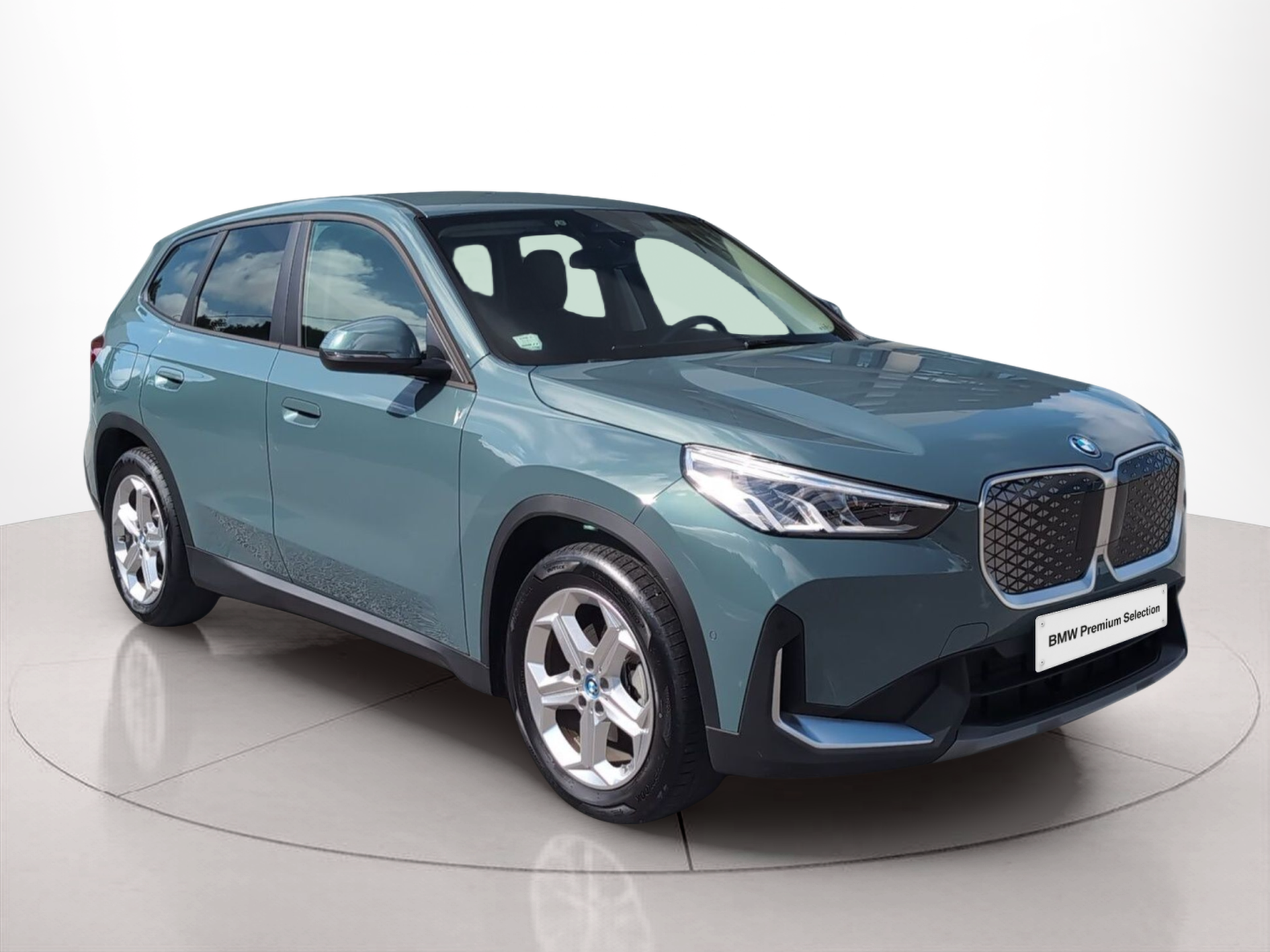 BMW iX1 eDrive20 color Verde. Año 2024. 150KW(204CV). Elétrico. En concesionario Caetano Baviera Aveiro de Aveiro