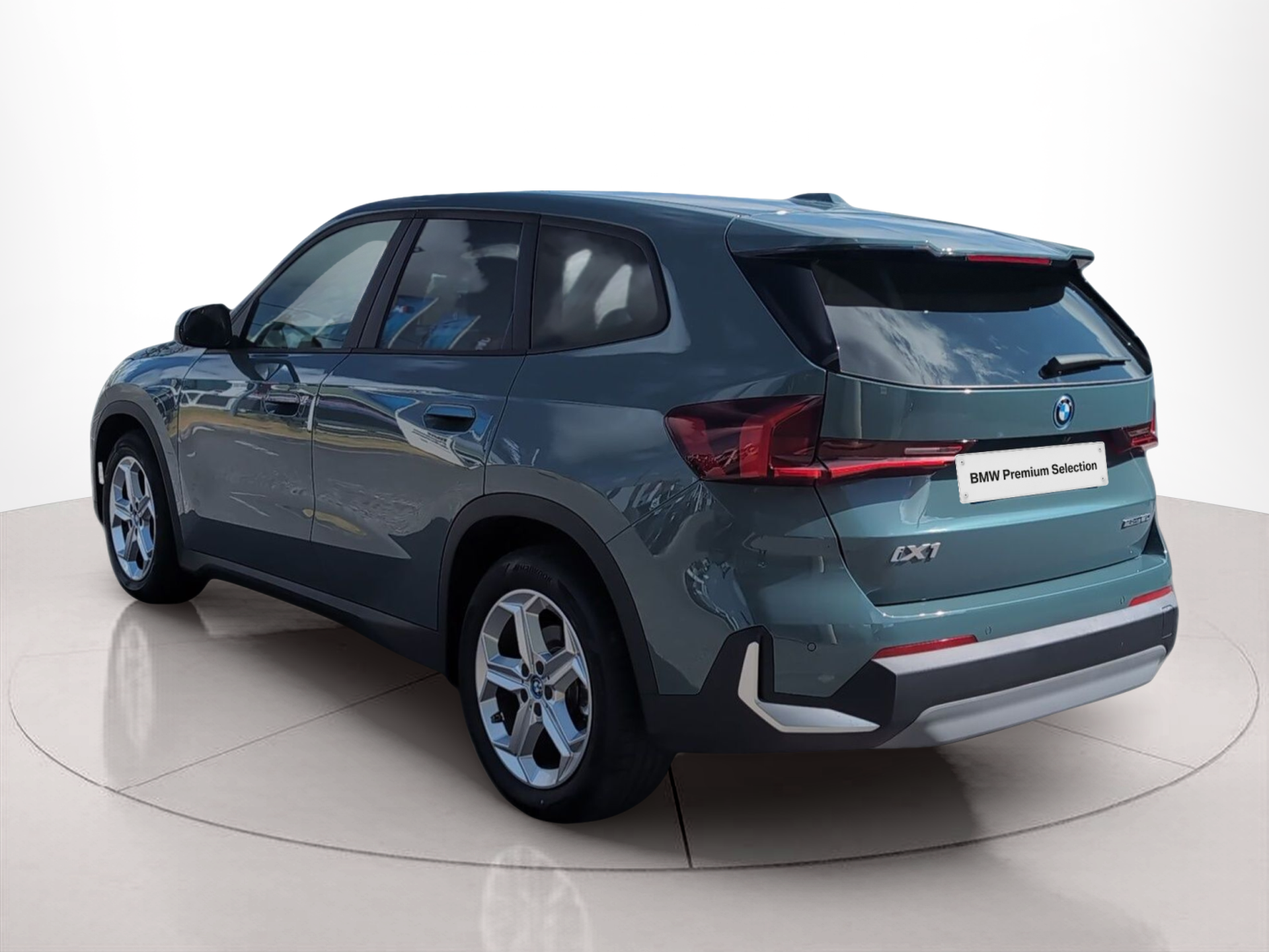 BMW iX1 eDrive20 color Verde. Año 2024. 150KW(204CV). Elétrico. En concesionario Caetano Baviera Aveiro de Aveiro