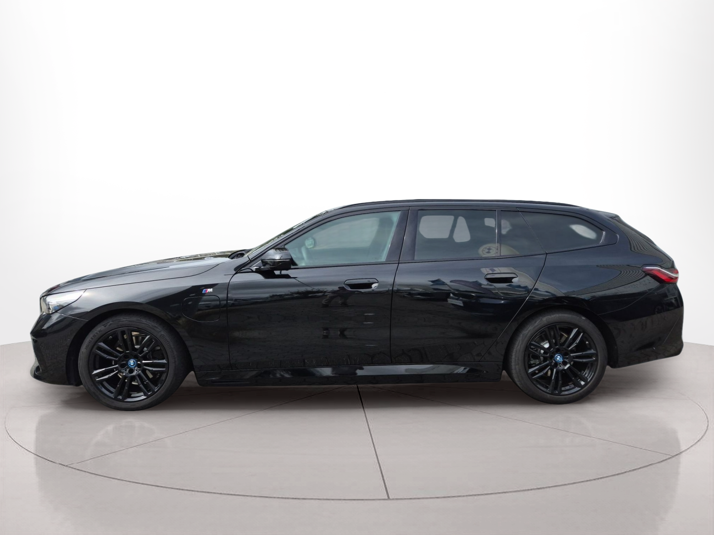 Fotos de BMW Série 5 530e Touring color Negro. Año 2024. 220KW(299CV). Gasolina. En concesionario Caetano Baviera Santa Maria da Feira de Santa Maria da Feira