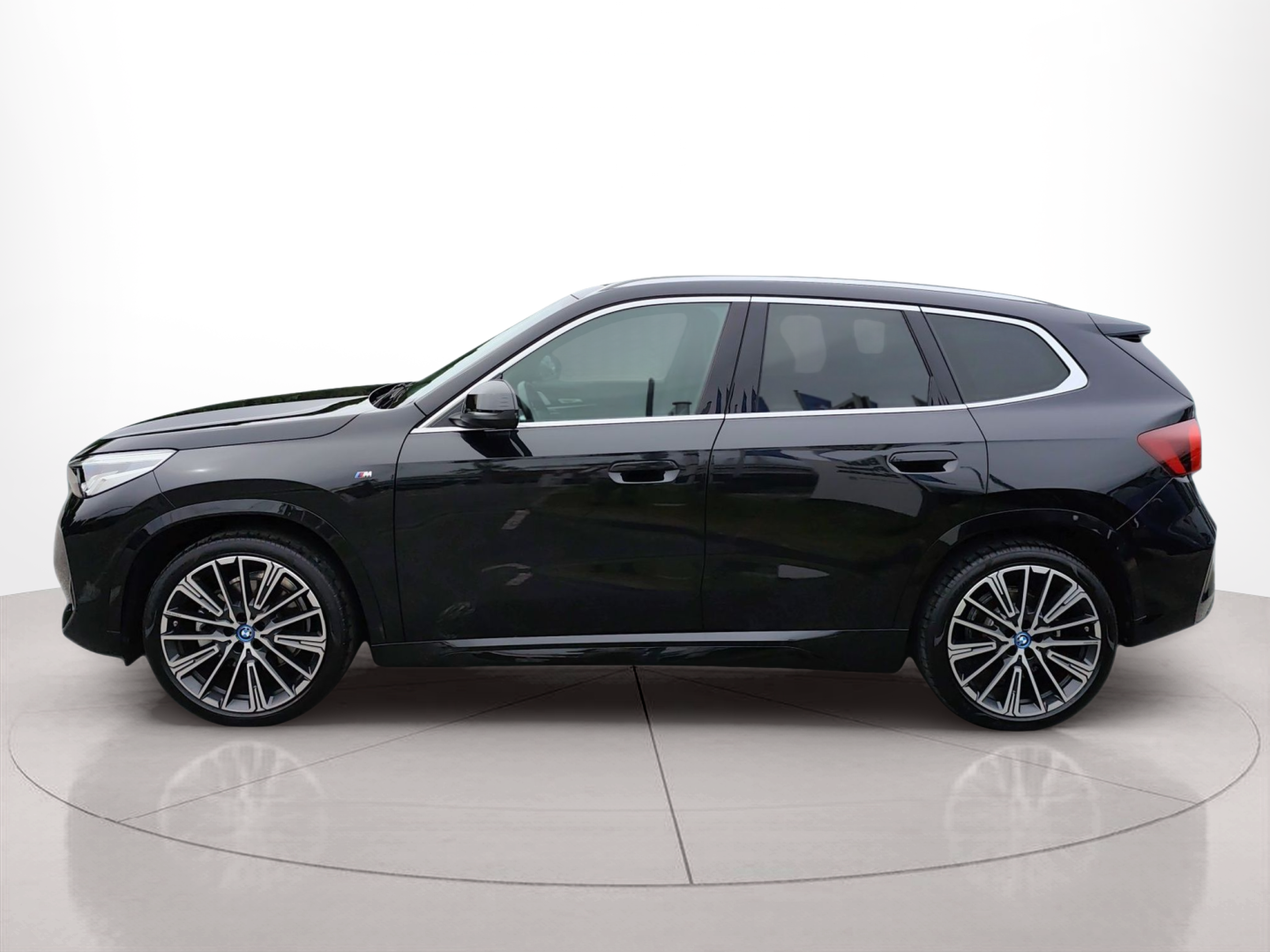 Fotos de BMW iX1 xDrive30 color Negro. Año 2023. 230KW(313CV). Elétrico. En concesionario Caetano Baviera Aveiro de Aveiro