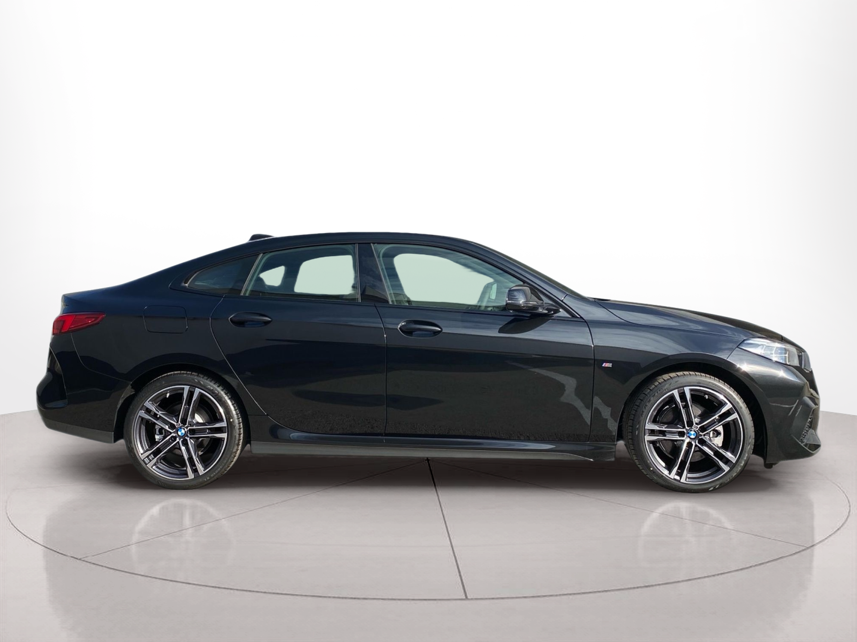 Fotos de BMW Série 2 216d Gran Coupe color Negro. Año 2024. 85KW(116CV). Diesel. En concesionario Caetano Baviera Lisboa de Lisboa