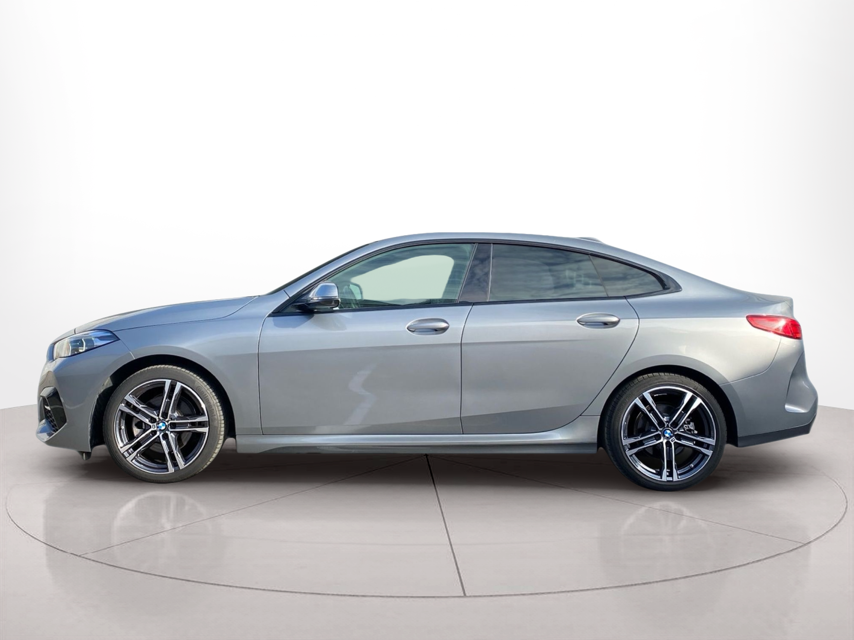 Fotos de BMW Série 2 216d Gran Coupe color Gris. Año 2024. 85KW(116CV). Diesel. En concesionario Caetano Baviera Lisboa de Lisboa