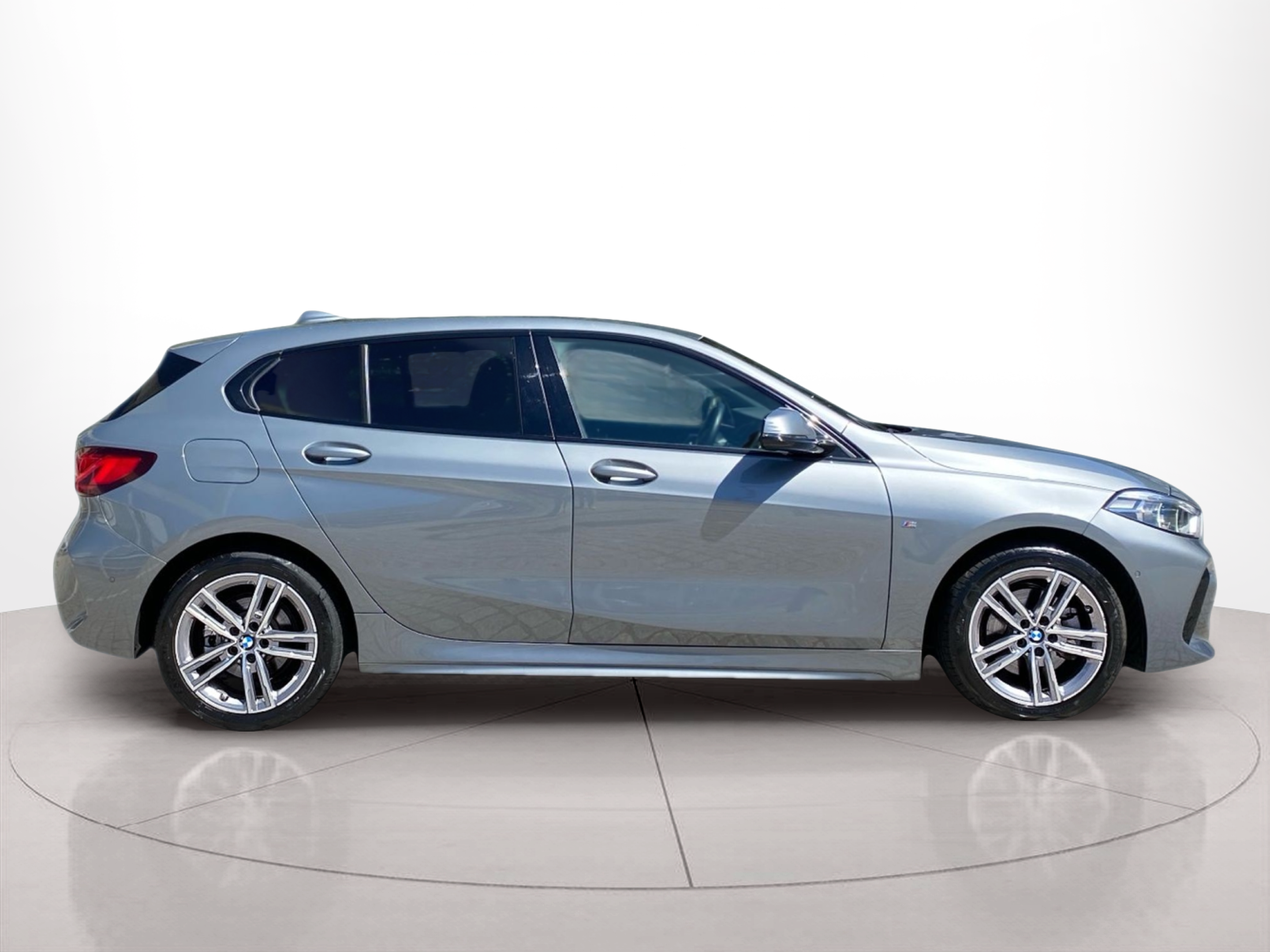 Fotos de BMW Série 1 116d color Gris. Año 2024. 85KW(116CV). Diesel. En concesionario Caetano Baviera Lisboa de Lisboa