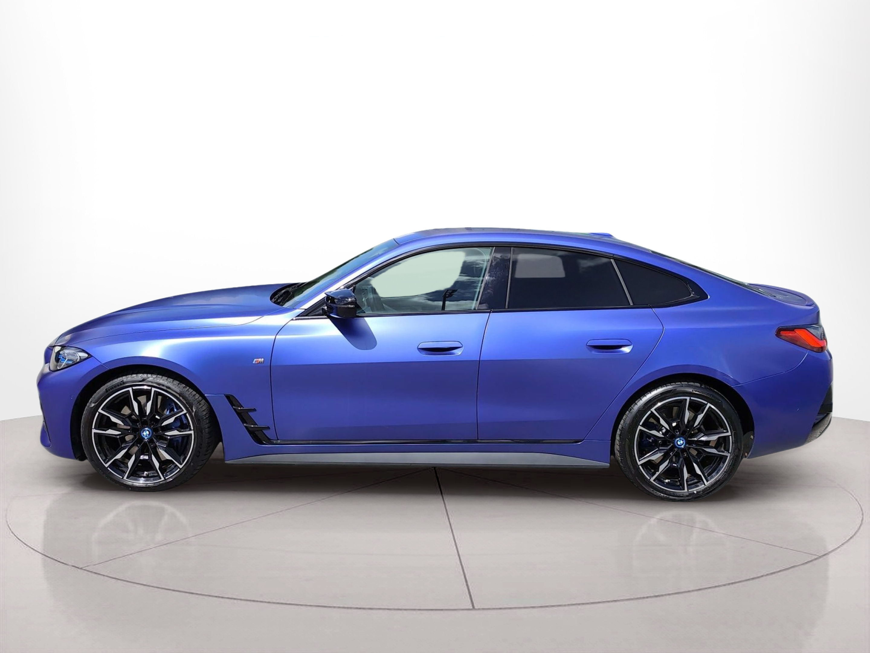 Fotos de BMW i4 i4 M50 color Azul. Año 2022. 400KW(544CV). Elétrico. En concesionario Caetano Baviera Aveiro de Aveiro