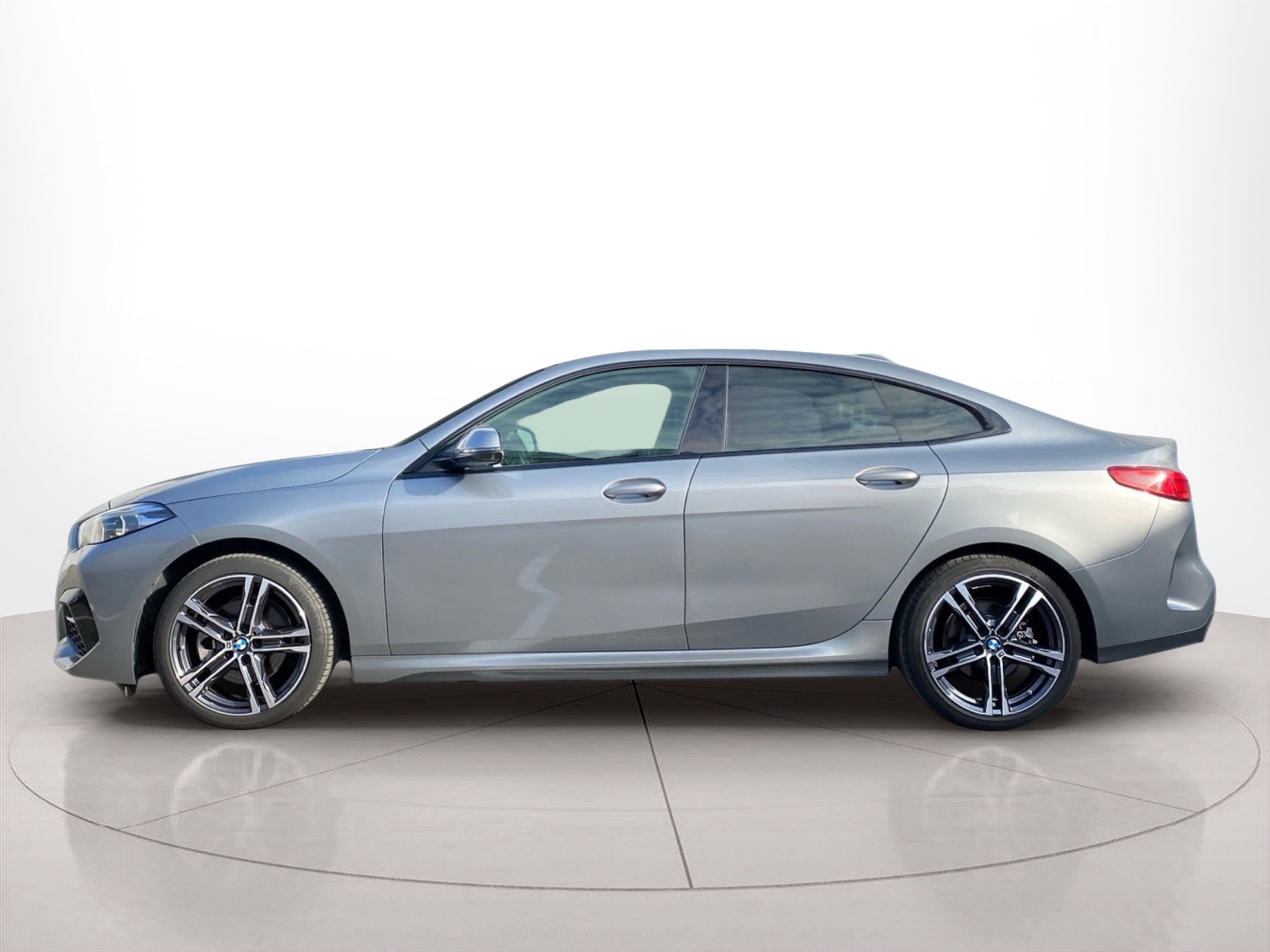 Fotos de BMW Série 2 216d Gran Coupe color Gris Plata. Año 2024. 85KW(116CV). Diesel. En concesionario Caetano Baviera Lisboa de Lisboa