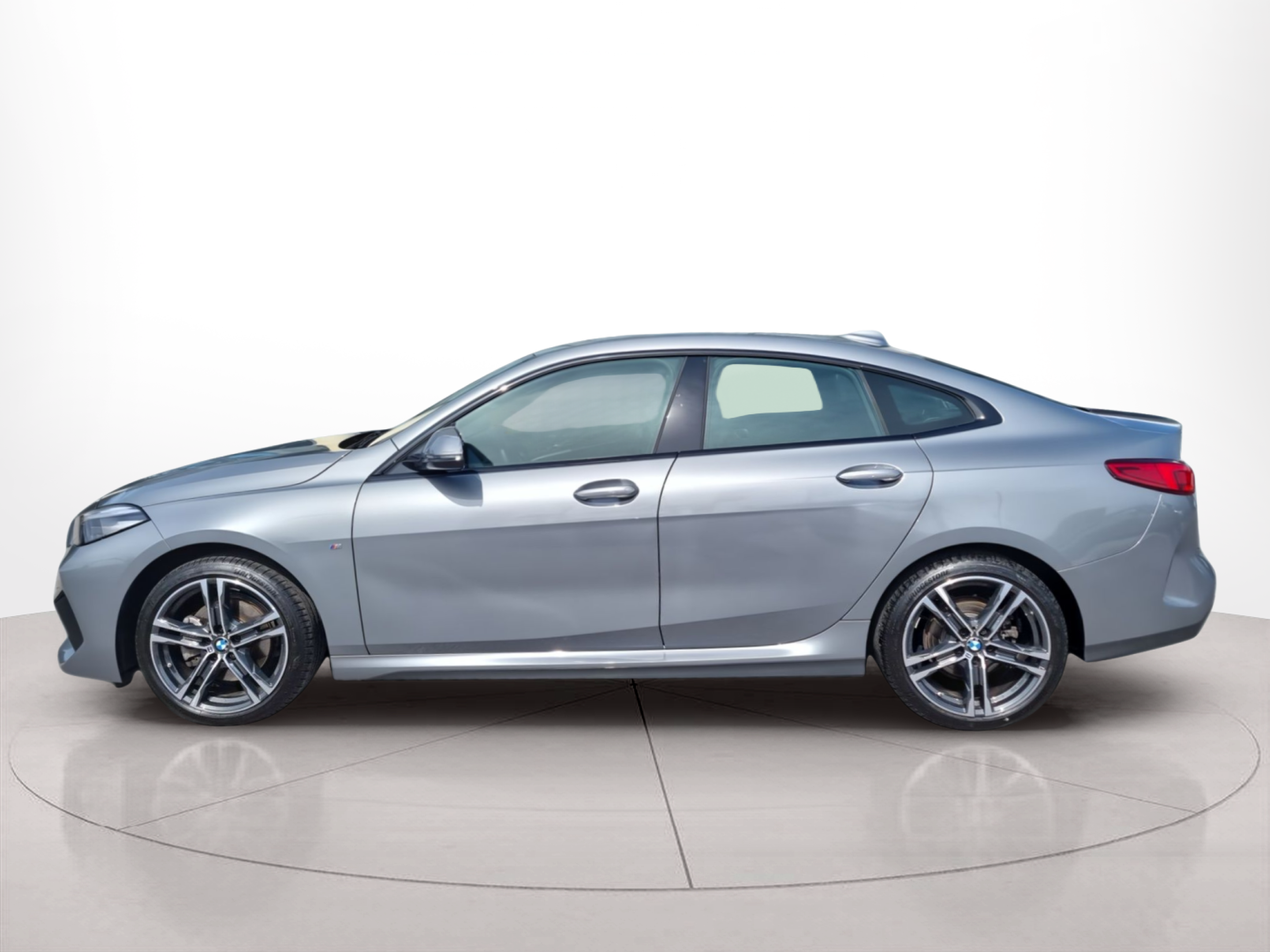 Fotos de BMW Série 2 216d Gran Coupe color Gris. Año 2024. 85KW(116CV). Diesel. En concesionario Caetano Baviera Aveiro de Aveiro