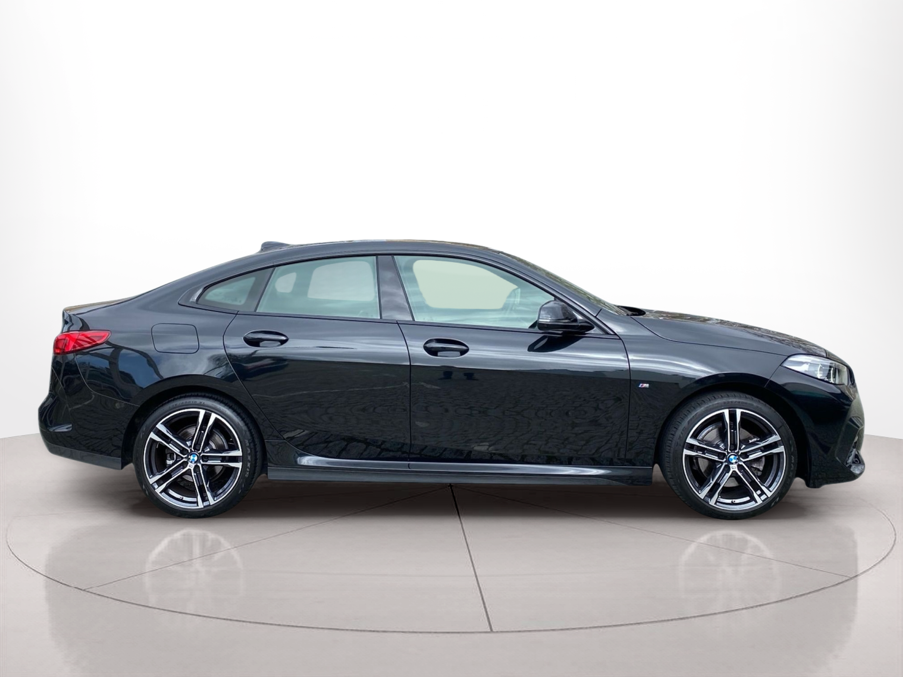 Fotos de BMW Série 2 216d Gran Coupe color Negro. Año 2024. 85KW(116CV). Diesel. En concesionario Caetano Cascais de Cascais