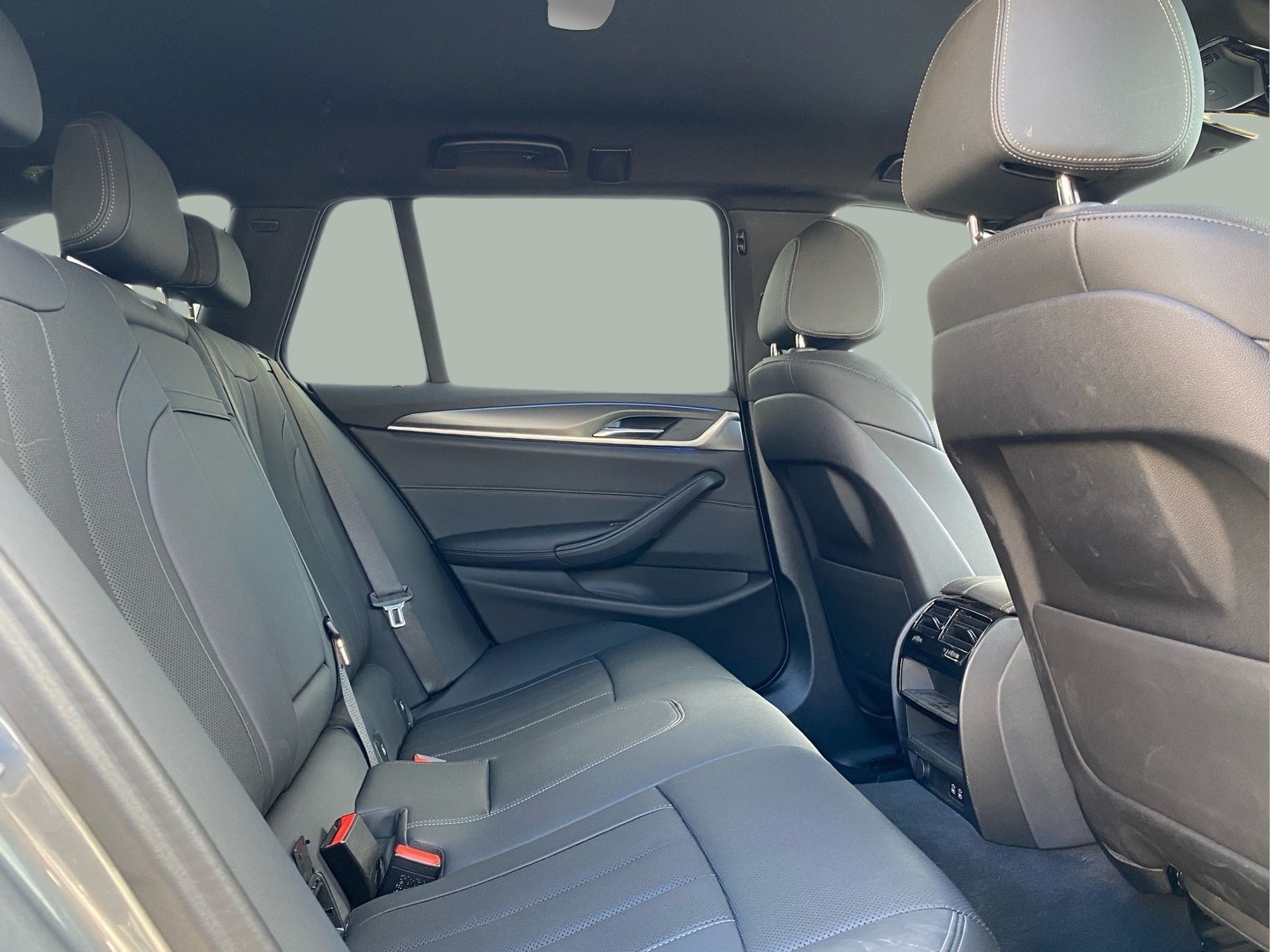 BMW Série 5 530e Touring color Gris. Año 2024. 215KW(292CV). Elétrico / Gasolina Híbrido. En concesionario Caetano Cascais de Cascais