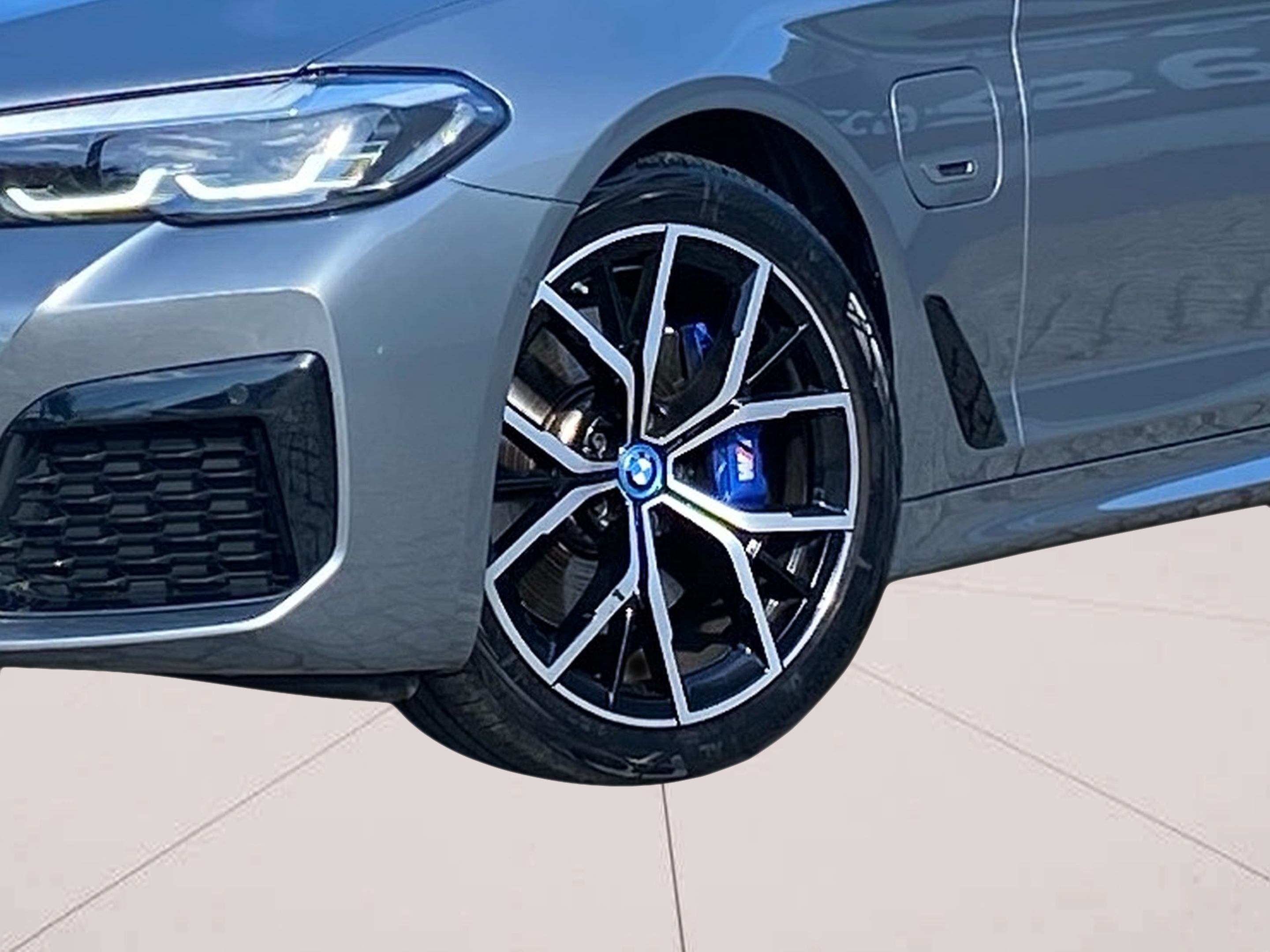 BMW Série 5 530e Touring color Gris. Año 2024. 215KW(292CV). Elétrico / Gasolina Híbrido. En concesionario Caetano Cascais de Cascais