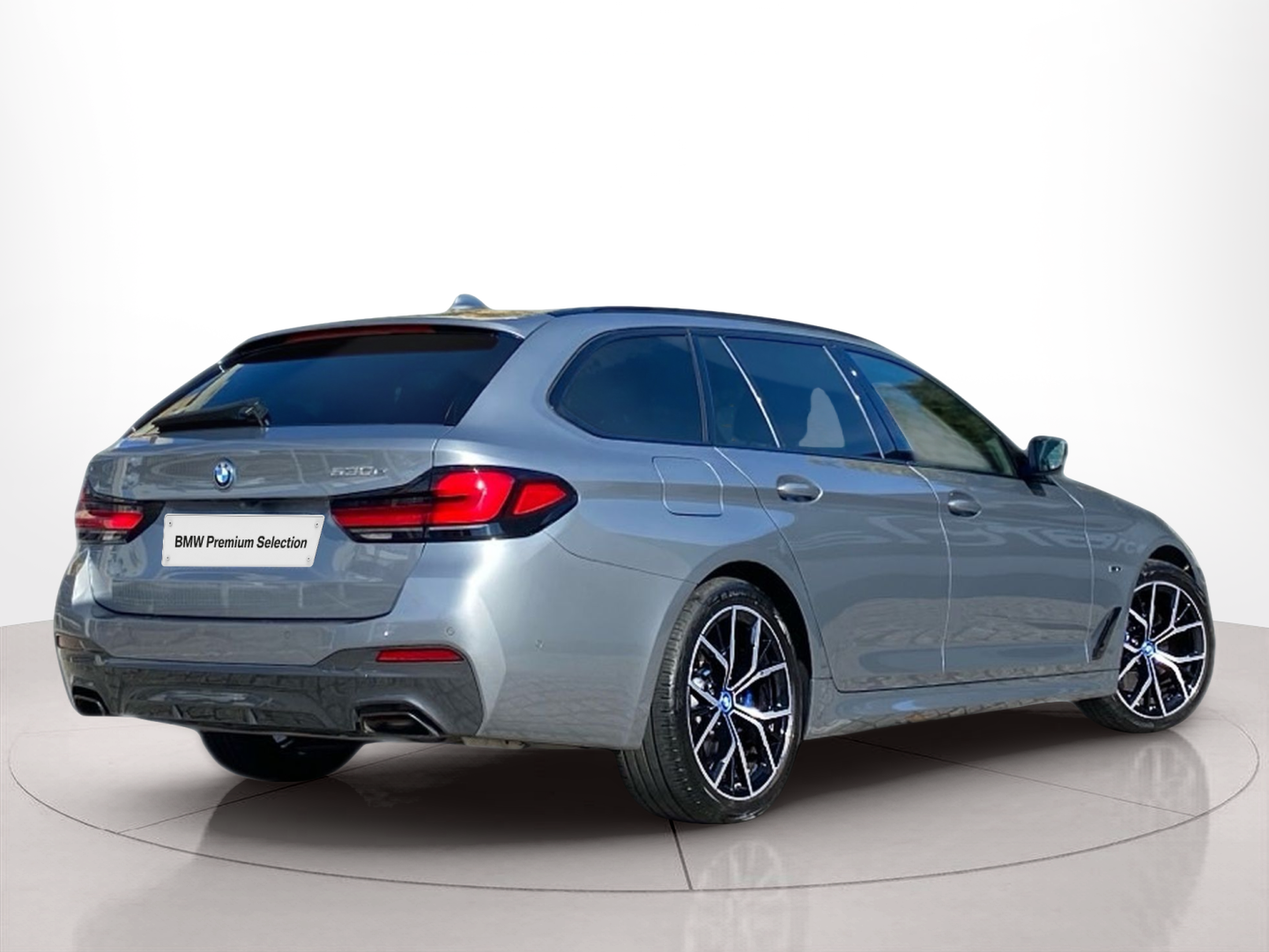 BMW Série 5 530e Touring color Gris. Año 2024. 215KW(292CV). Elétrico / Gasolina Híbrido. En concesionario Caetano Cascais de Cascais