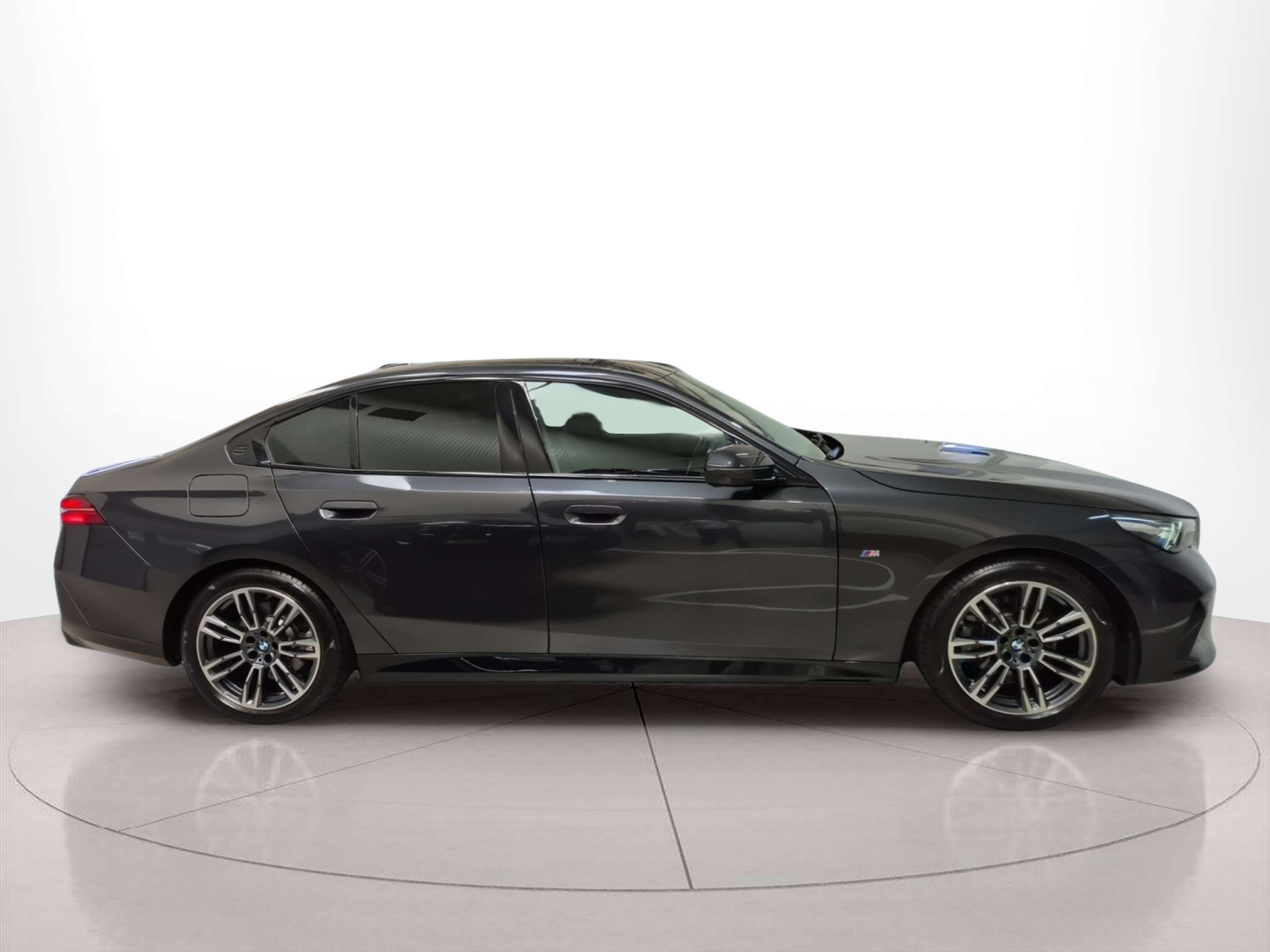BMW Série 5 520d Berlina color Gris. Año 2024. 145KW(197CV). Diesel. En concesionario Caetano Baviera Santa Maria da Feira de Santa Maria da Feira