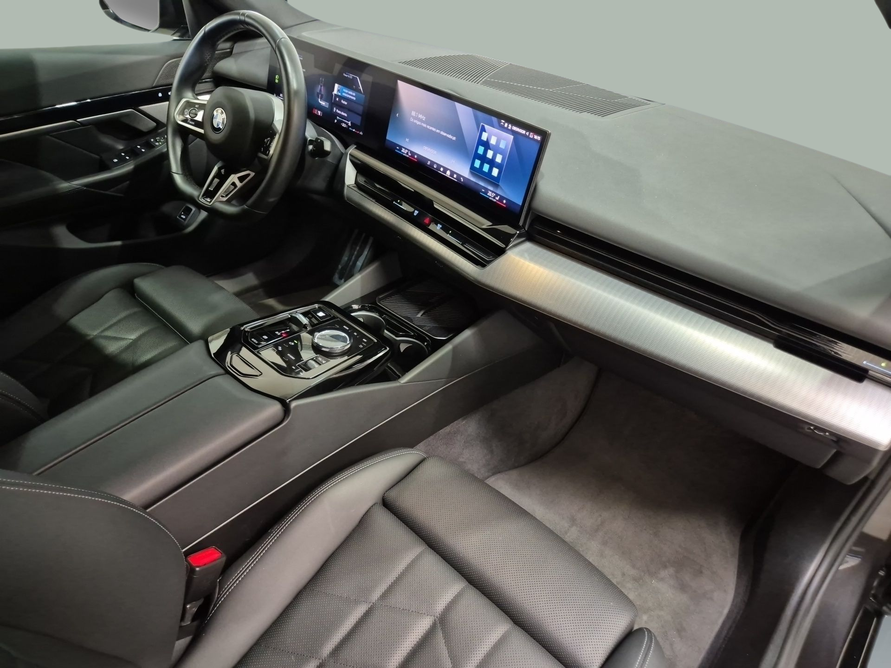 BMW Série 5 520d Berlina color Gris. Año 2024. 145KW(197CV). Diesel. En concesionario Caetano Baviera Santa Maria da Feira de Santa Maria da Feira